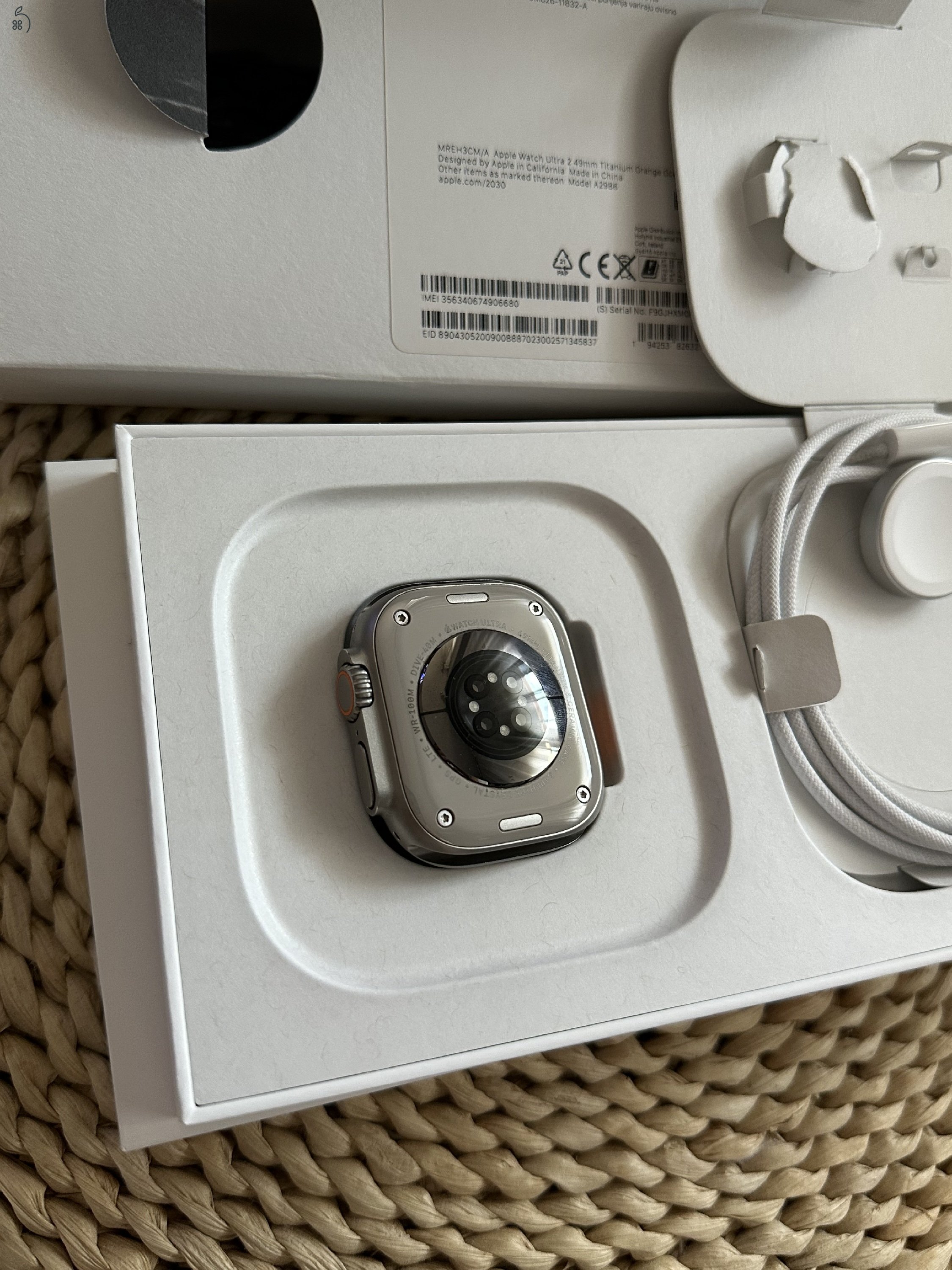 Eladó keveset használt Apple Watch Ultra 2 tartozékkal