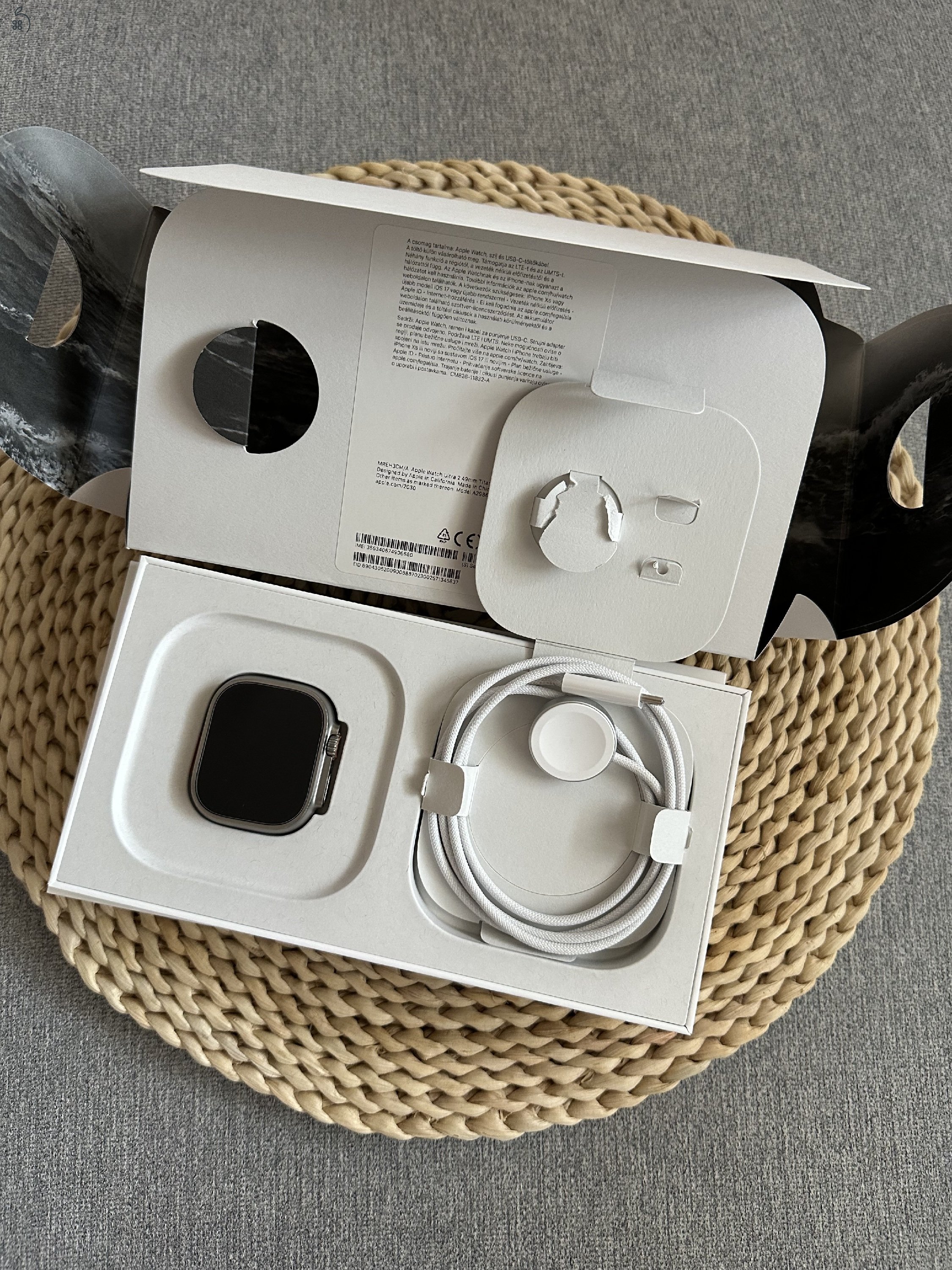 Eladó keveset használt Apple Watch Ultra 2 tartozékkal