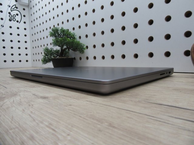  Apple Macbook 16 M1 Pro - 2021 - Használt, megkímélt állapot - 32 Gb RAM !!! 
