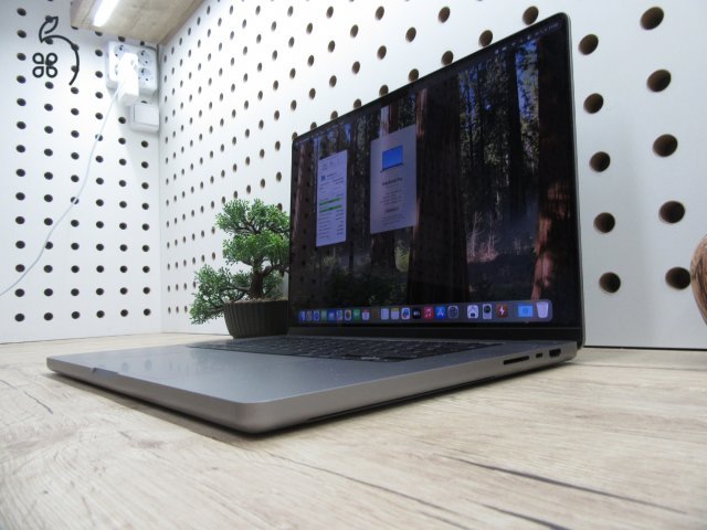  Apple Macbook 16 M1 Pro - 2021 - Használt, szép állapot - 32 Gb RAM !!! 