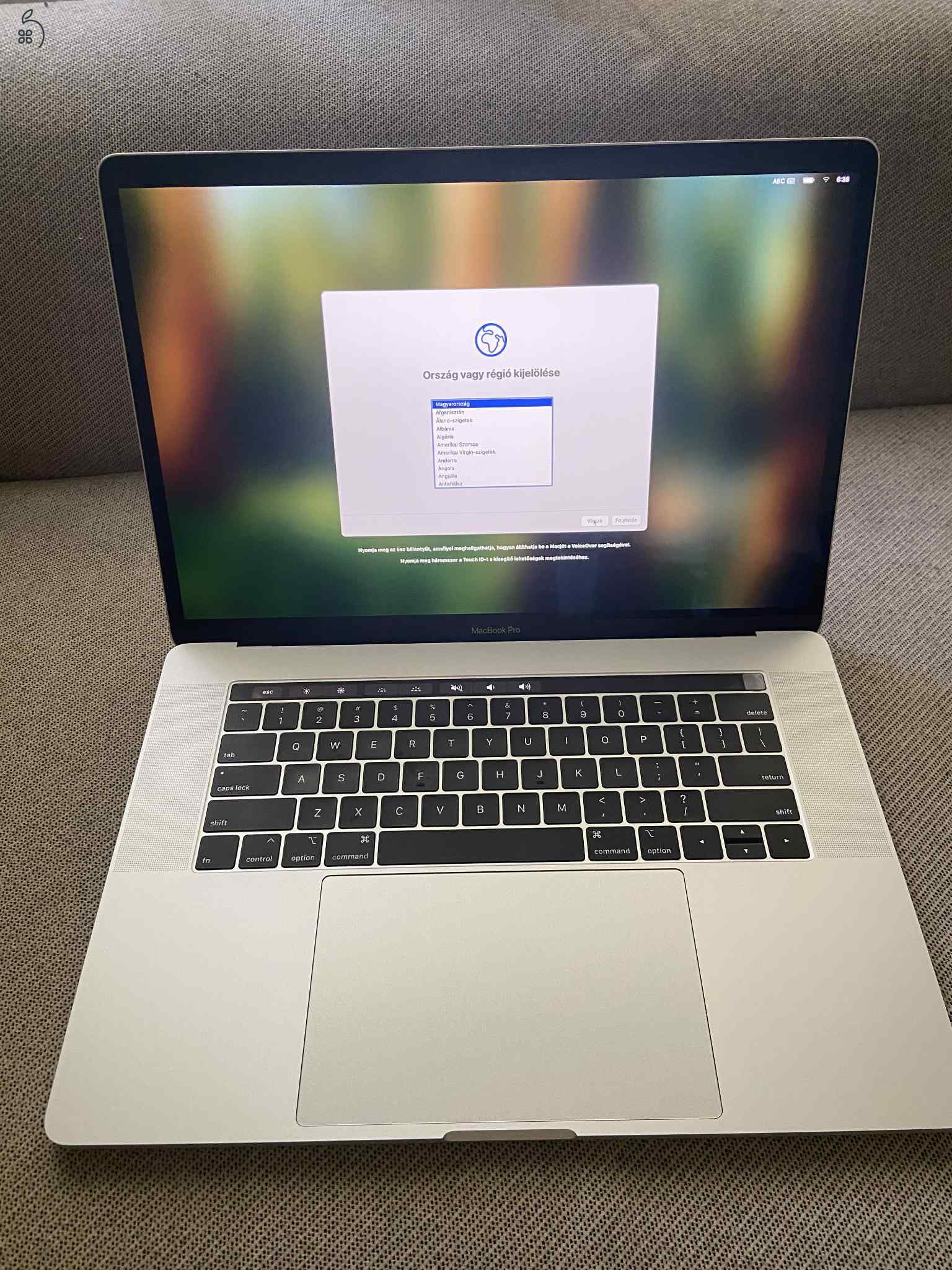 MacBook Pro 15 inch, 2018 - ezüst - KIVÁLÓ állapotban