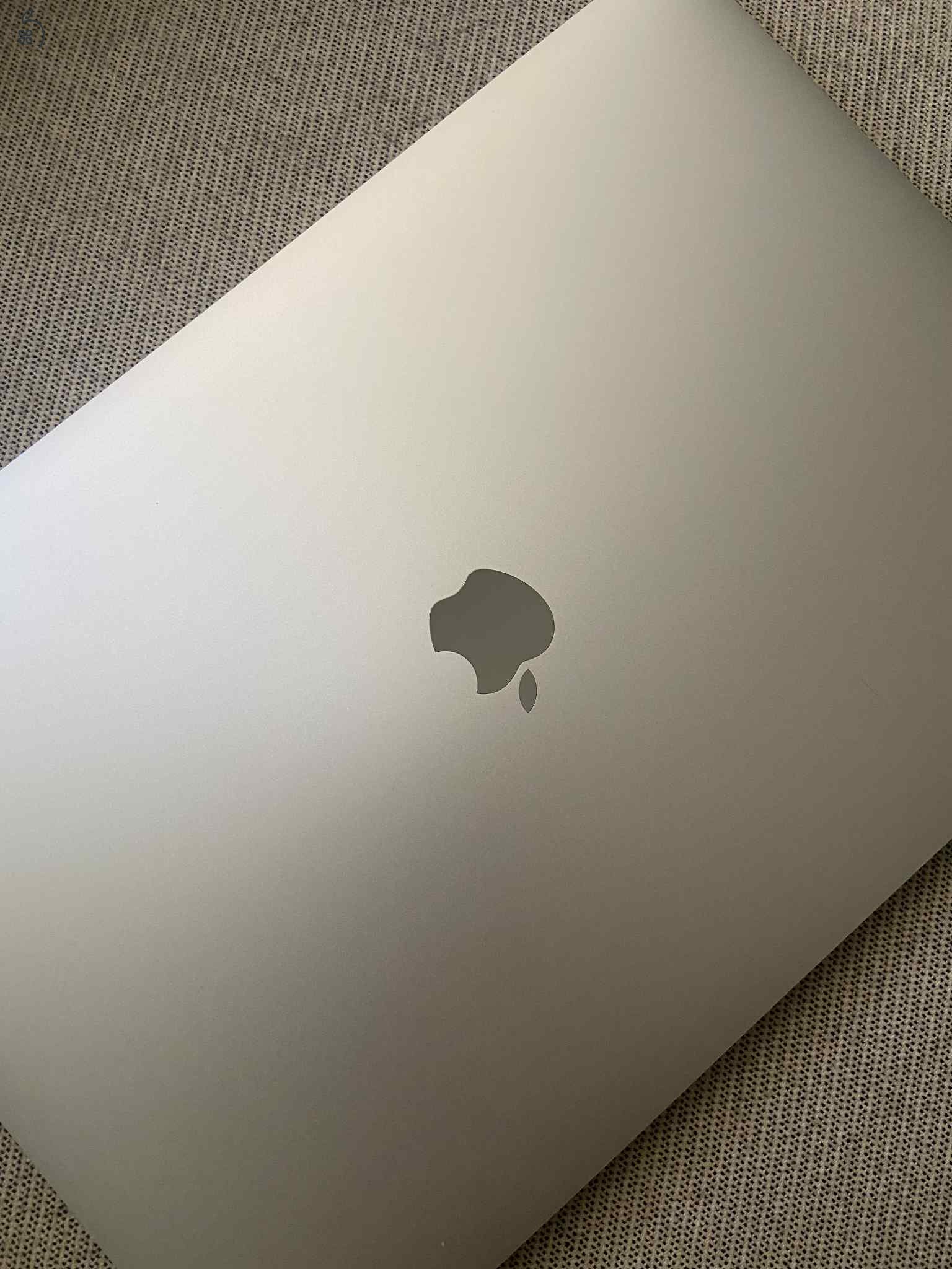MacBook Pro 15 inch, 2018 - ezüst - KIVÁLÓ állapotban