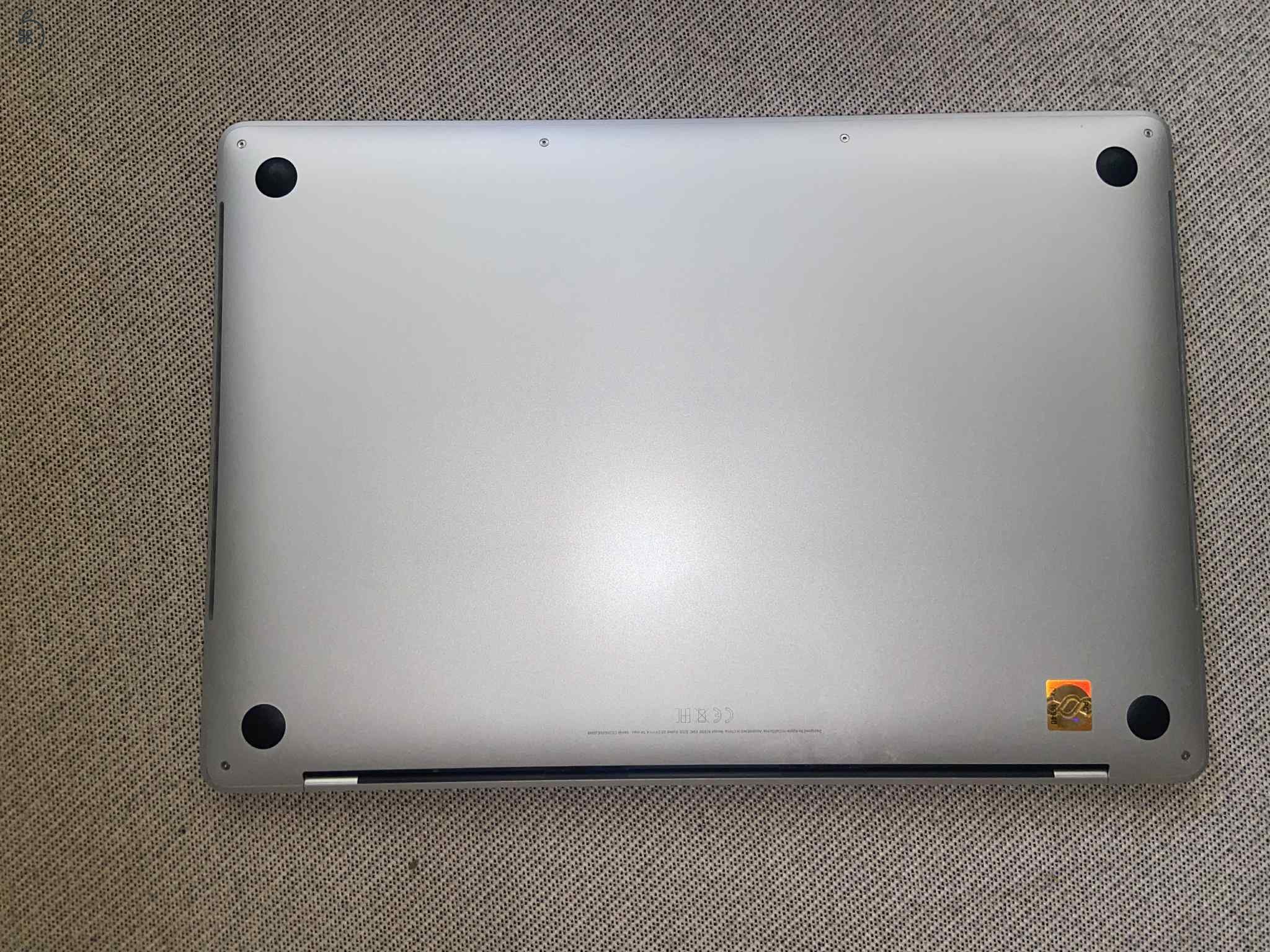 MacBook Pro 15 inch, 2018 - ezüst - KIVÁLÓ állapotban