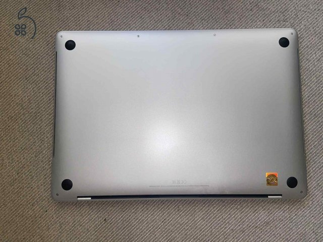 MacBook Pro 15 inch, 2018 - ezüst - KIVÁLÓ állapotban