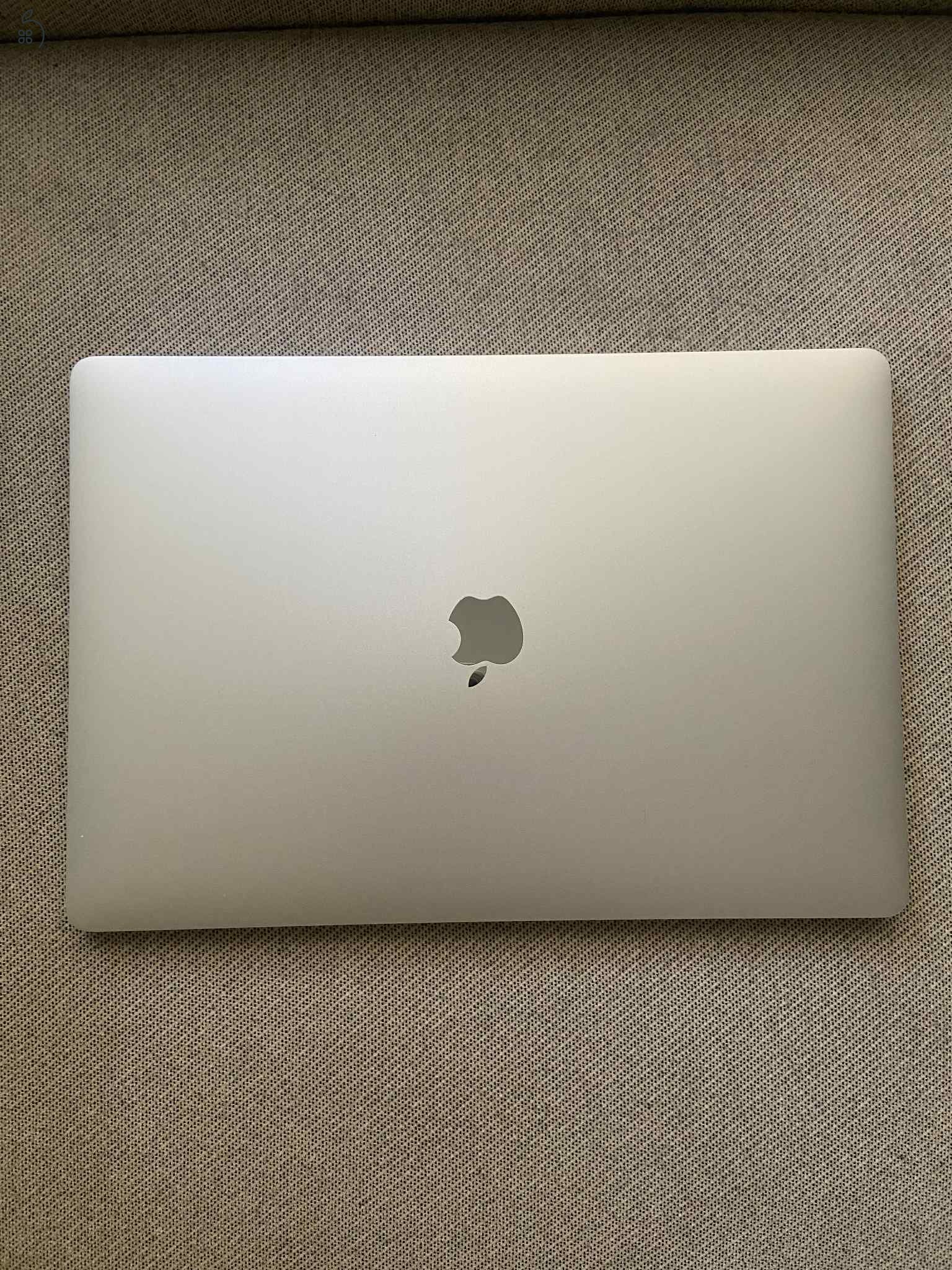 MacBook Pro 15 inch, 2018 - ezüst - KIVÁLÓ állapotban
