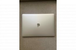 MacBook Pro 15 inch, 2018 - ezüst - KIVÁLÓ állapotban