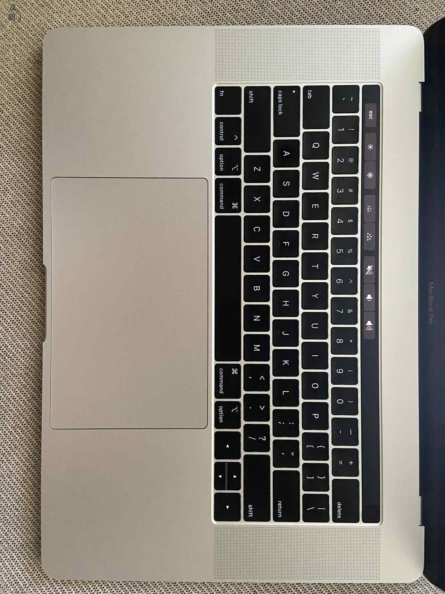 MacBook Pro 15 inch, 2018 - ezüst - KIVÁLÓ állapotban
