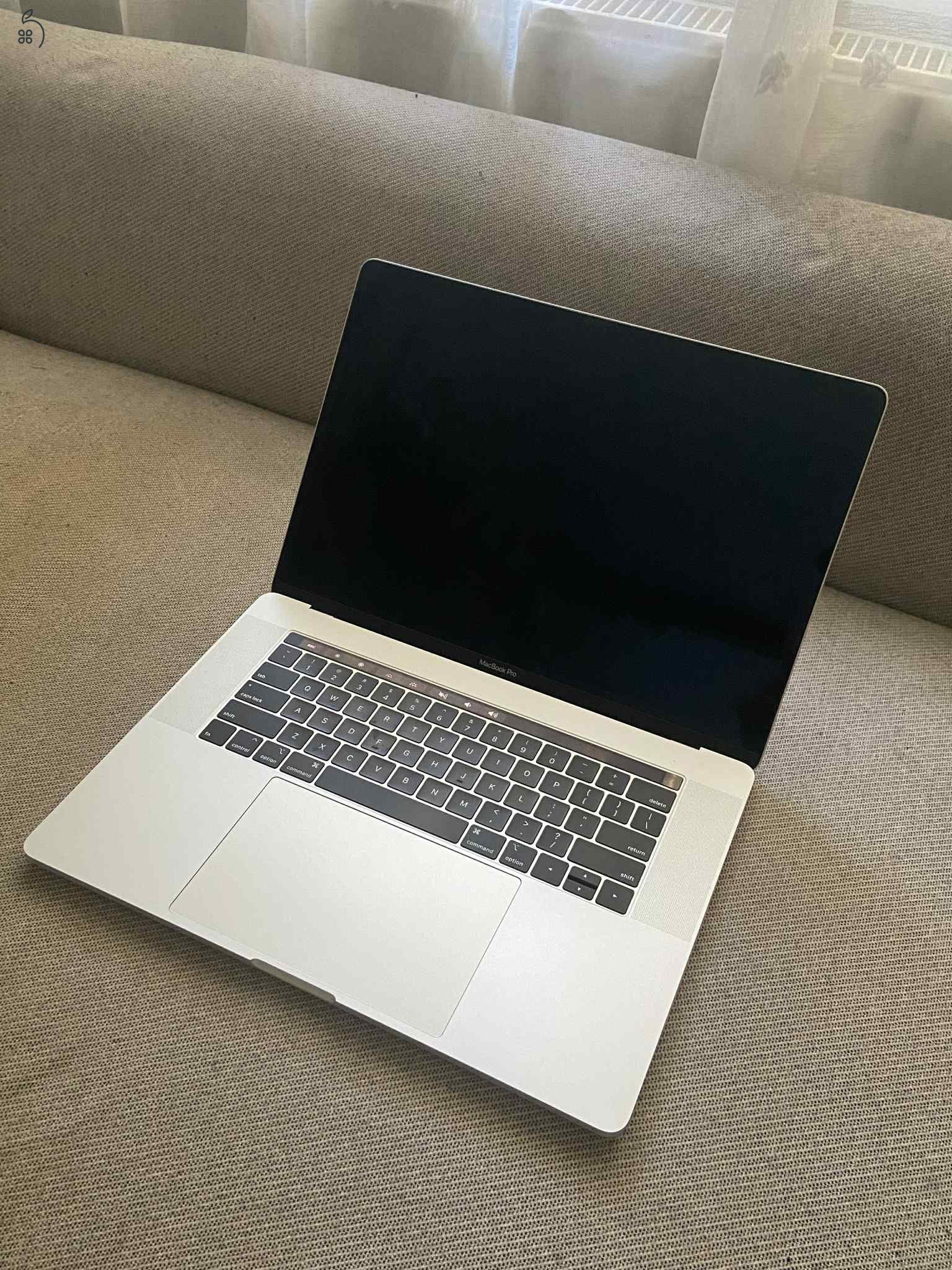 MacBook Pro 15 inch, 2018 - ezüst - KIVÁLÓ állapotban