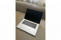 MacBook Pro 15 inch, 2018 - ezüst - KIVÁLÓ állapotban