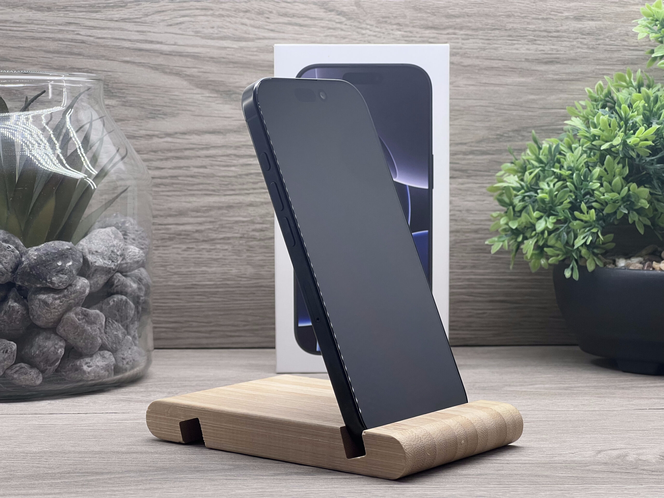 Hibátlan iPhone 16 Pro Black Titanium 128GB 2 ÉV Garanciával Számlával Aksi 100%
