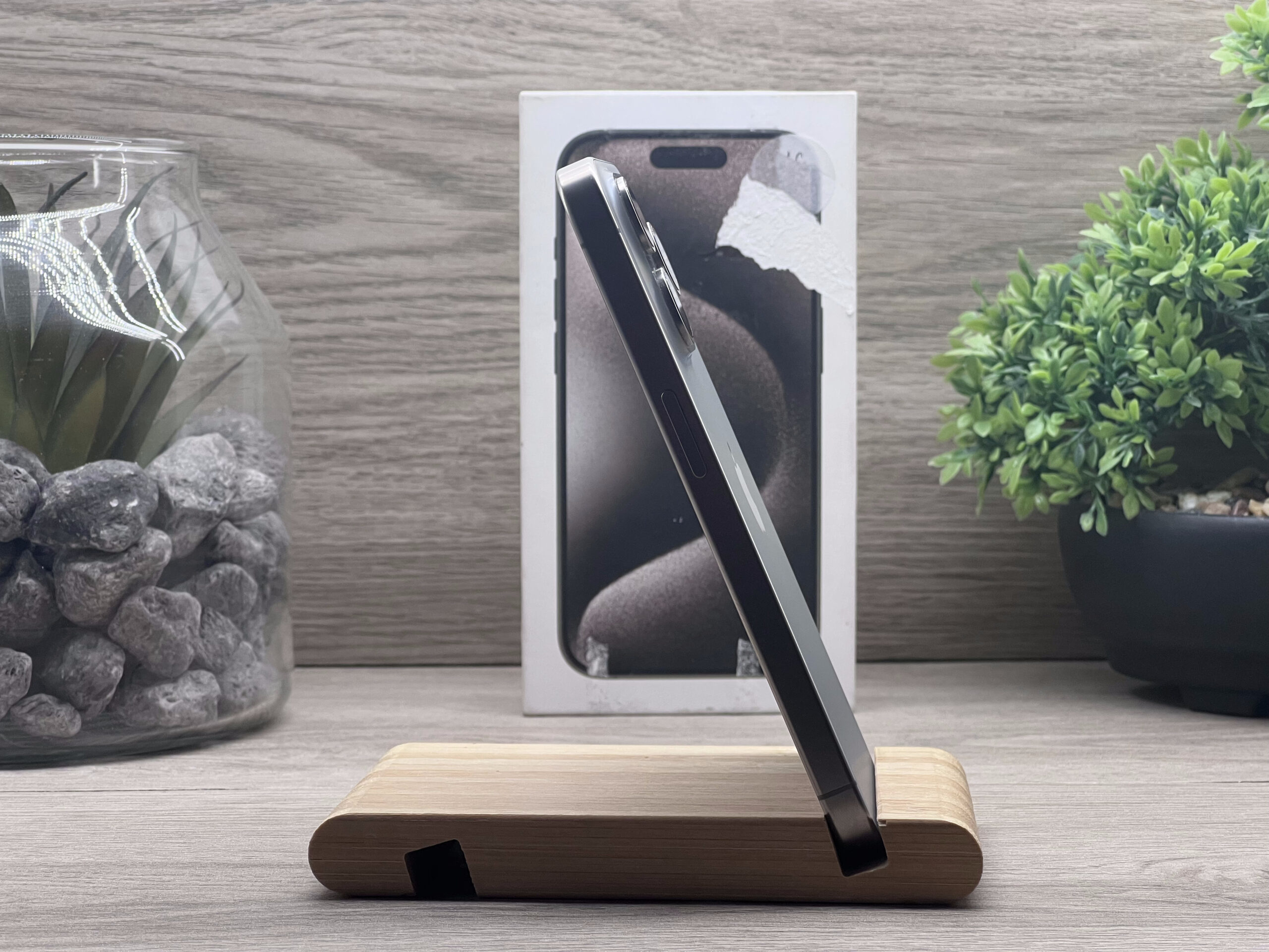 Hibátlan iPhone 15 Pro Natural Titanium 256GB 2 ÉV Garanciával Számlával