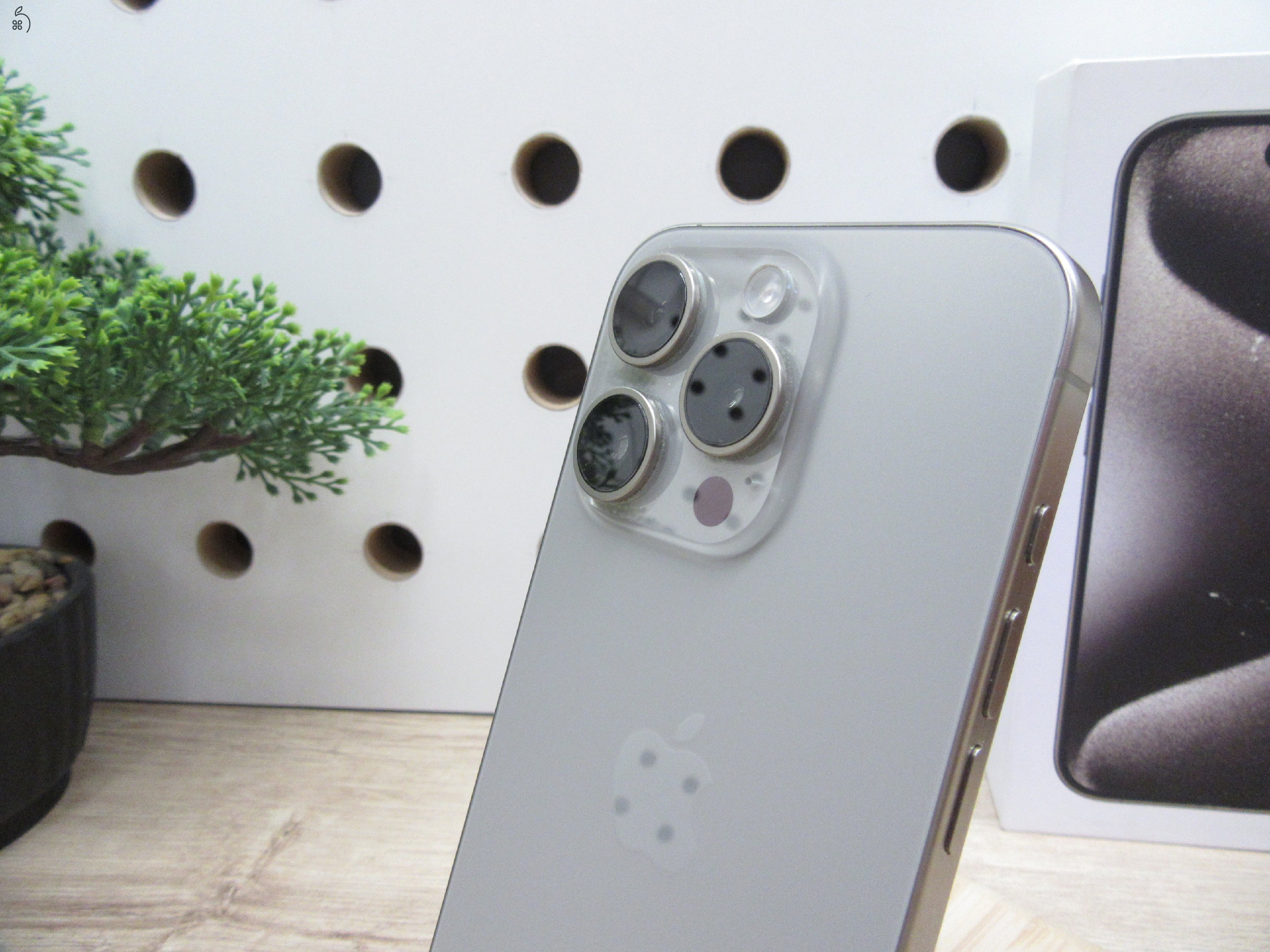 Apple iPhone 15 Pro - Natural Titanium - Használt, karcmentes