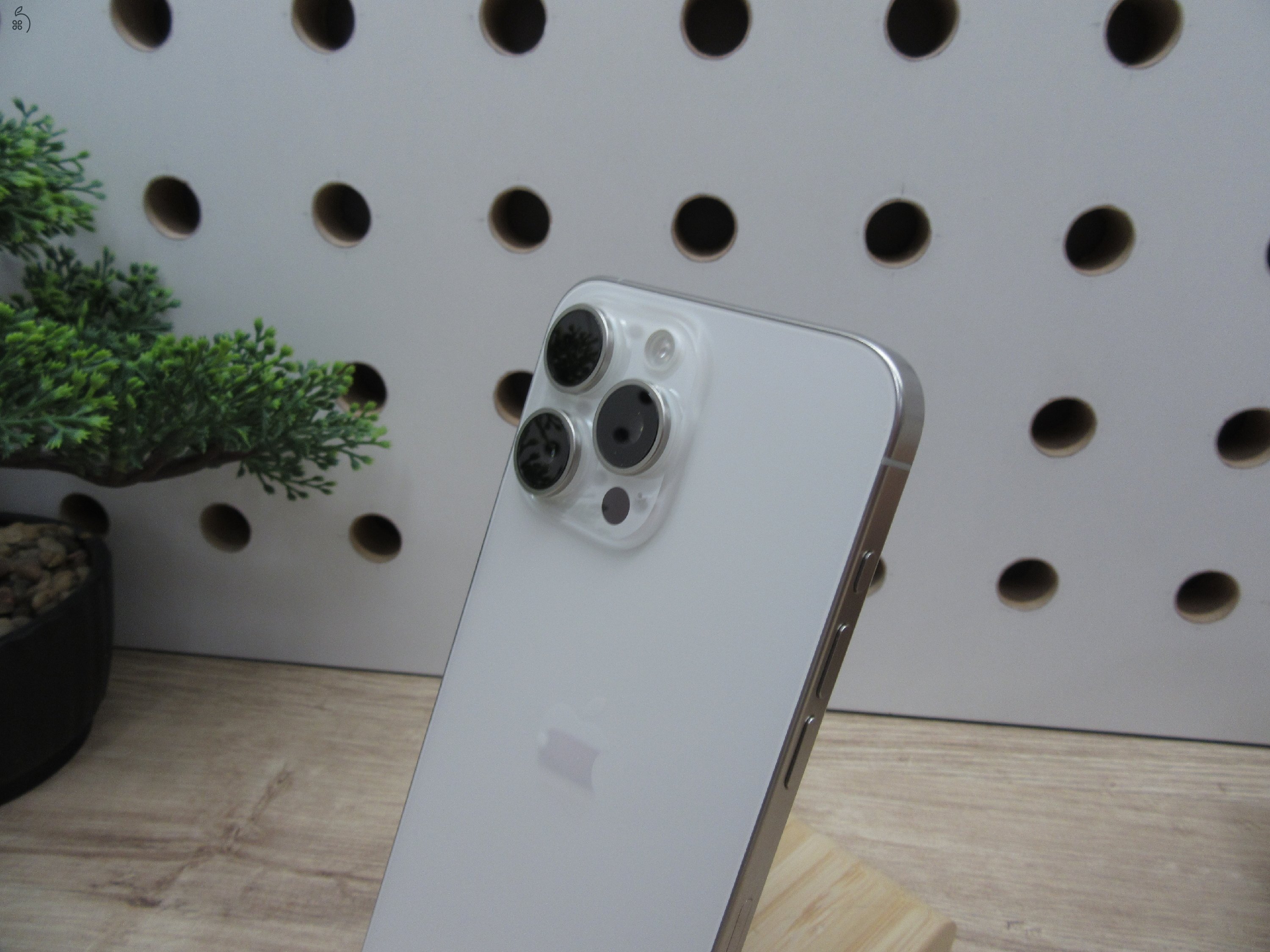 Apple iPhone 15 Pro Max - White - Használt, karcmentes - 256 Gb
