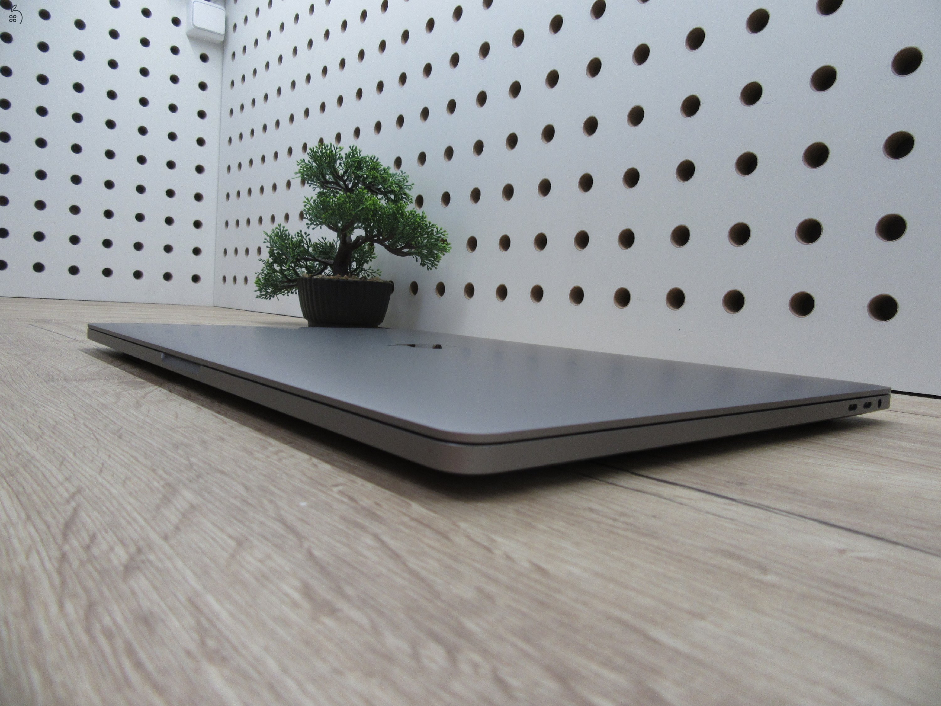 Apple Retina Macbook Pro 16 Touchbar - 2019 - 2020-as gyártás - Használt, újszerű - 500 Gb SSD - 51 ciklus az akkuban