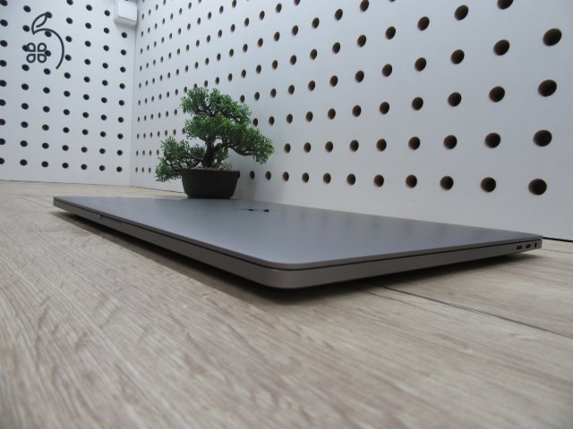 Apple Retina Macbook Pro 16 Touchbar - 2019 - 2020-as gyártás - Használt, újszerű - 500 Gb SSD - 51 ciklus az akkuban