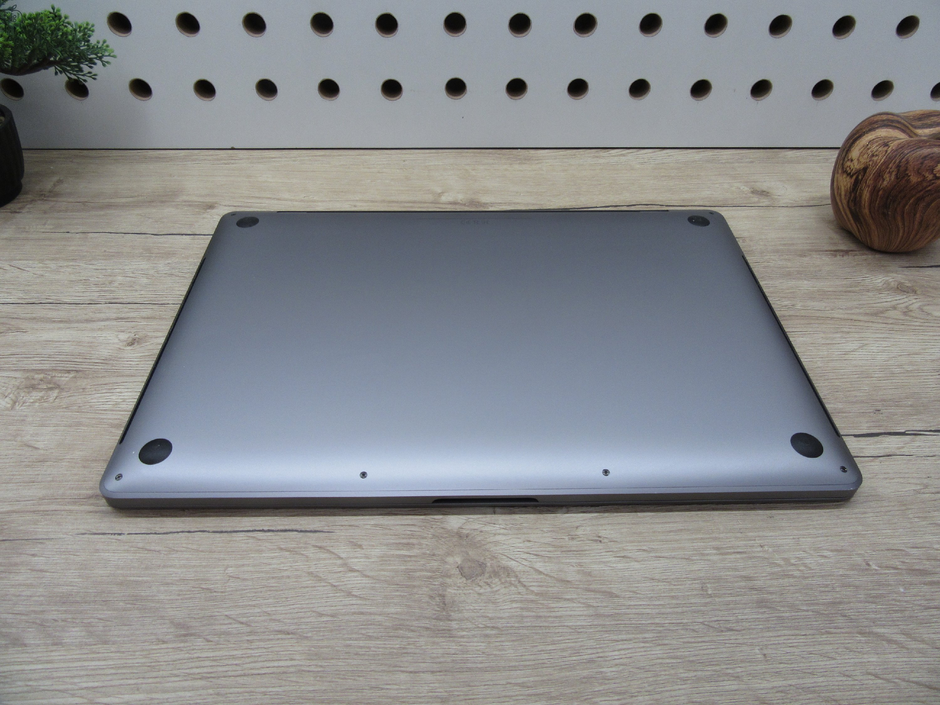 Apple Retina Macbook Pro 16 Touchbar - 2019 - 2020-as gyártás - Használt, újszerű - 500 Gb SSD - 51 ciklus az akkuban