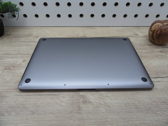 Apple Retina Macbook Pro 16 Touchbar - 2019 - 2020-as gyártás - Használt, újszerű - 500 Gb SSD - 51 ciklus az akkuban