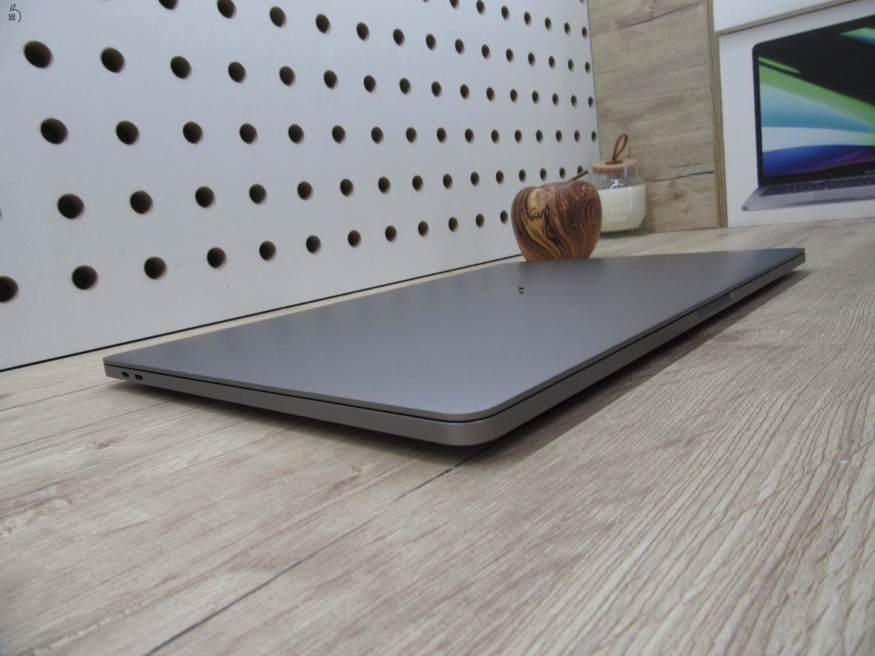 Apple Retina Macbook Pro 16 Touchbar - 2019 - 2020-as gyártás - Használt, újszerű - 500 Gb SSD - 51 ciklus az akkuban
