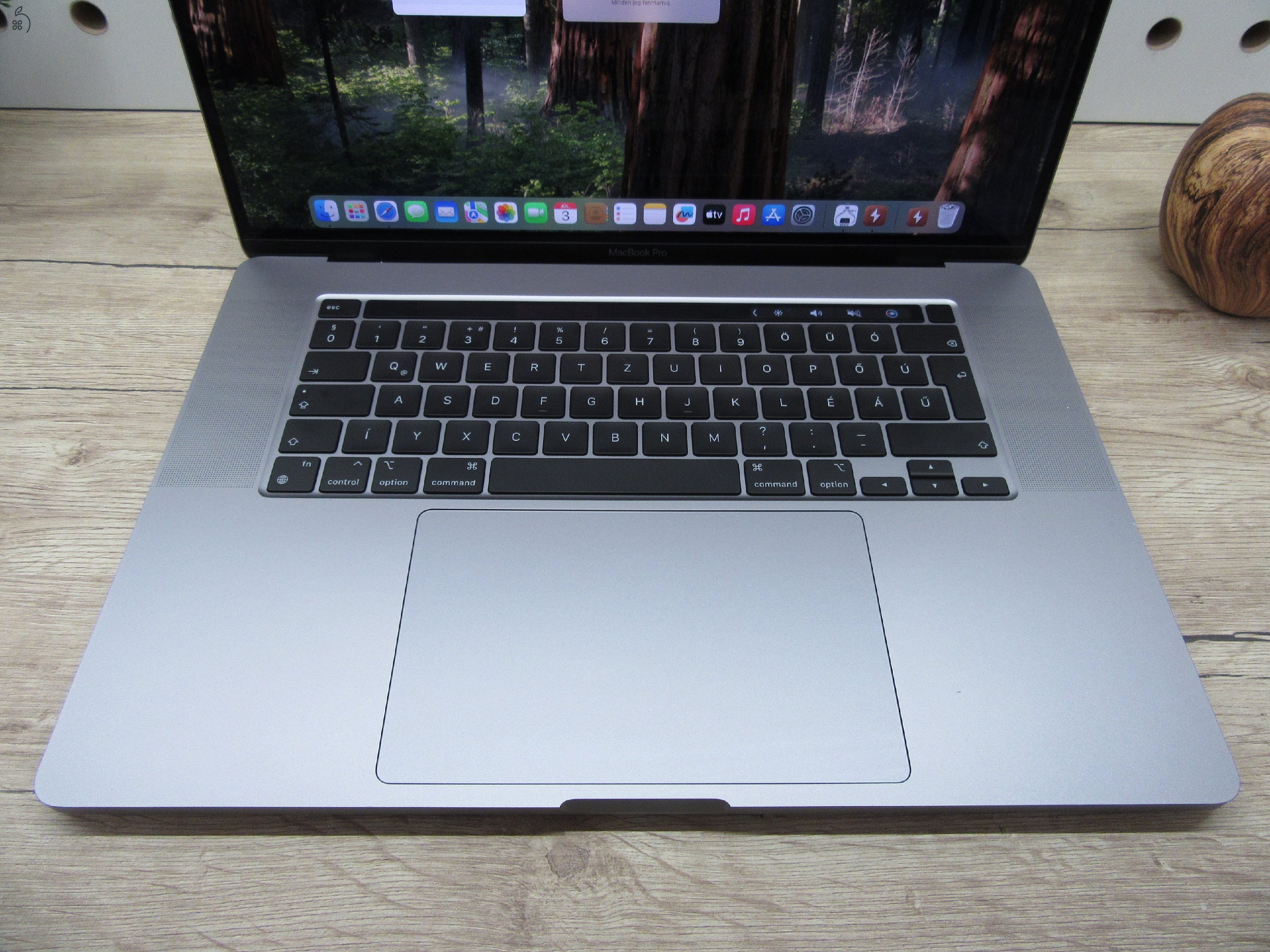 Apple Retina Macbook Pro 16 Touchbar - 2019 - 2020-as gyártás - Használt, újszerű - 500 Gb SSD - 51 ciklus az akkuban