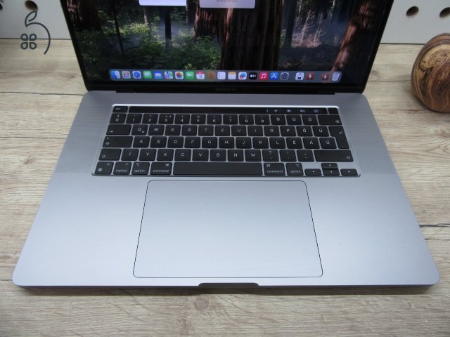 Apple Retina Macbook Pro 16 Touchbar - 2019 - 2020-as gyártás - Használt, újszerű - 500 Gb SSD - 51 ciklus az akkuban