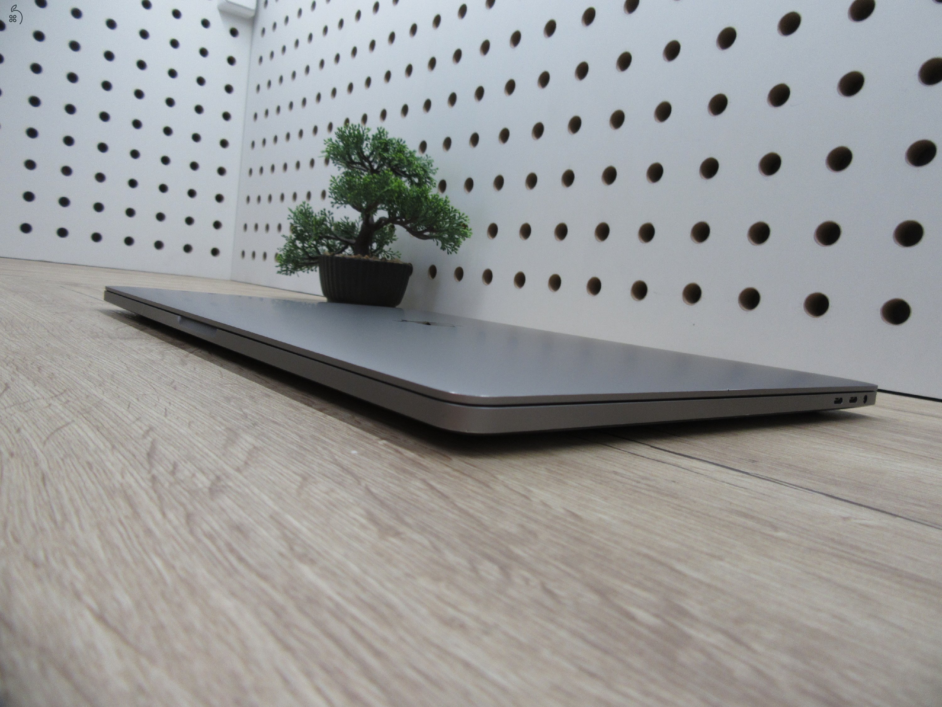 Apple Retina Macbook Pro 16 Touchbar - 2019 - 2020-as gyártás - Használt, újszerű 500 Gb SSD