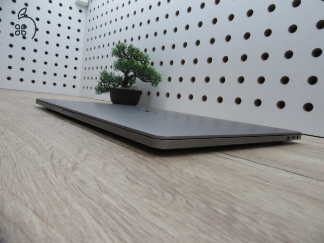 Apple Retina Macbook Pro 16 Touchbar - 2019 - 2020-as gyártás - Használt, újszerű 500 Gb SSD