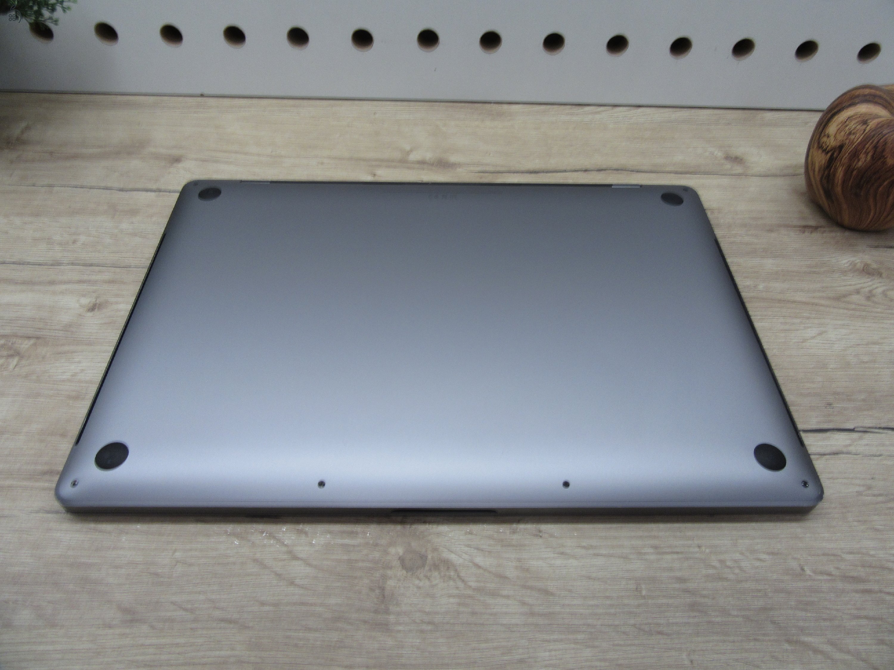 Apple Retina Macbook Pro 16 Touchbar - 2019 - 2020-as gyártás - Használt, újszerű 500 Gb SSD