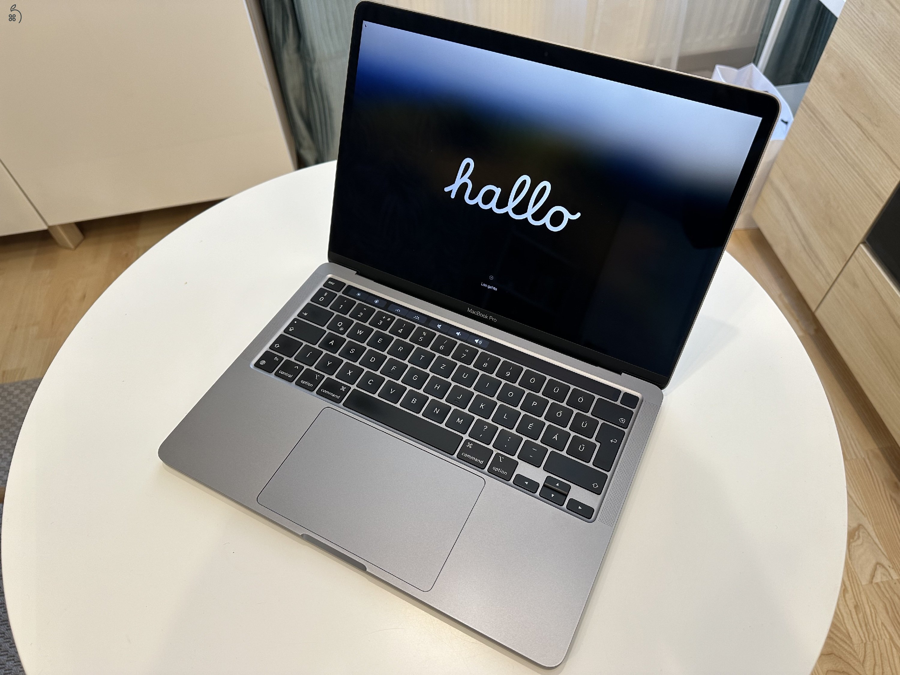 Újszerű -  MacBook Pro M1 13” / 8 GB RAM / 256 GB SSD / Touch Bar / Space Grey / HUN billentyűzet