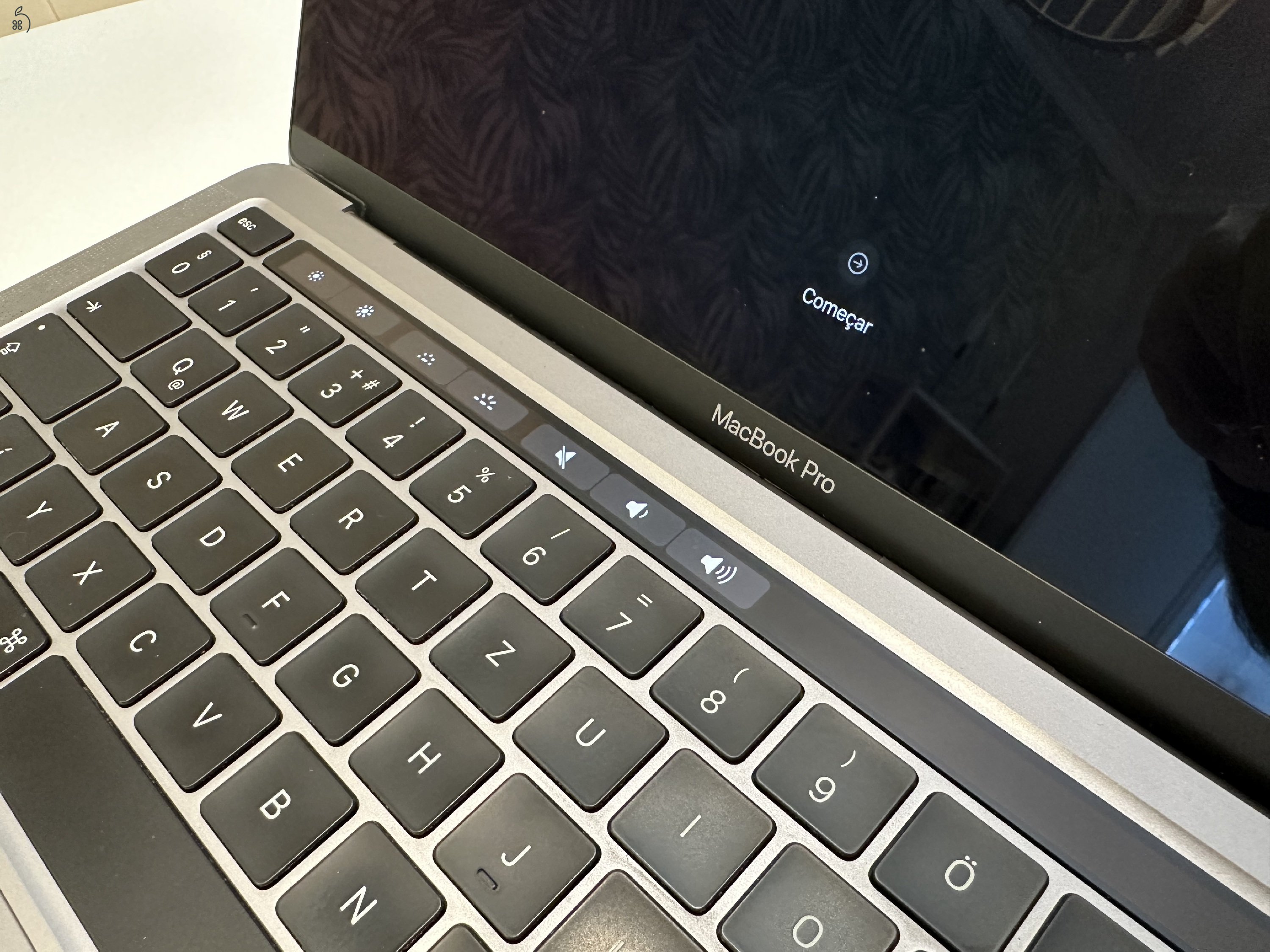 Újszerű -  MacBook Pro M1 13” / 8 GB RAM / 256 GB SSD / Touch Bar / Space Grey / HUN billentyűzet