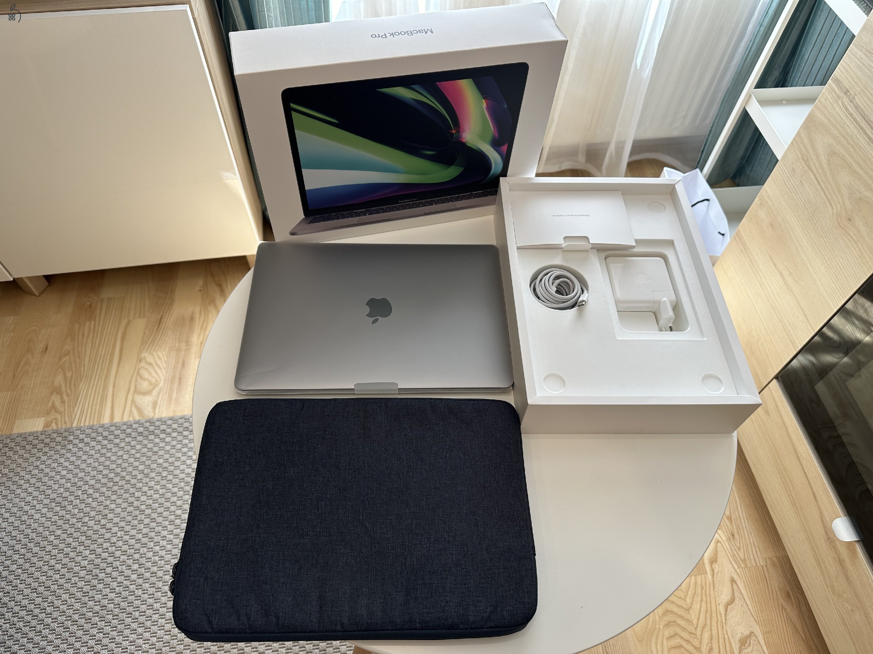 Újszerű -  MacBook Pro M1 13” / 8 GB RAM / 256 GB SSD / Touch Bar / Space Grey / HUN billentyűzet
