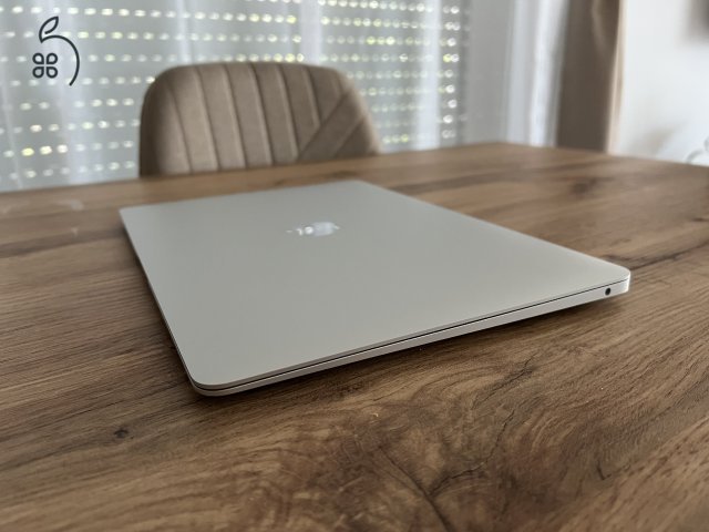 MacBook Air (M1, 2020)