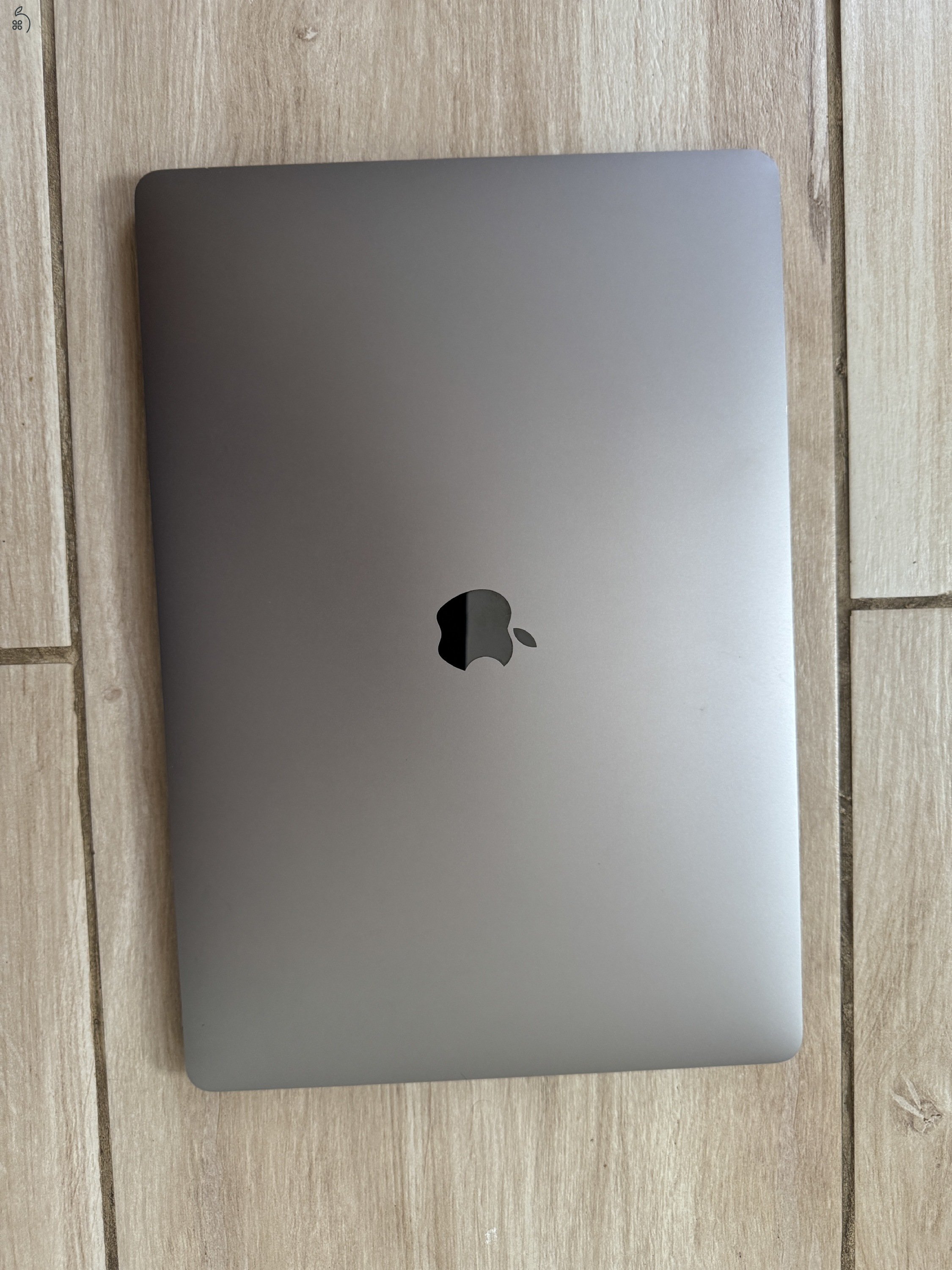 Macbook Pro 16' Spacegray i7 2.6Ghz /32Gb ram/ 512Gb SSD CTO Új Akksi!