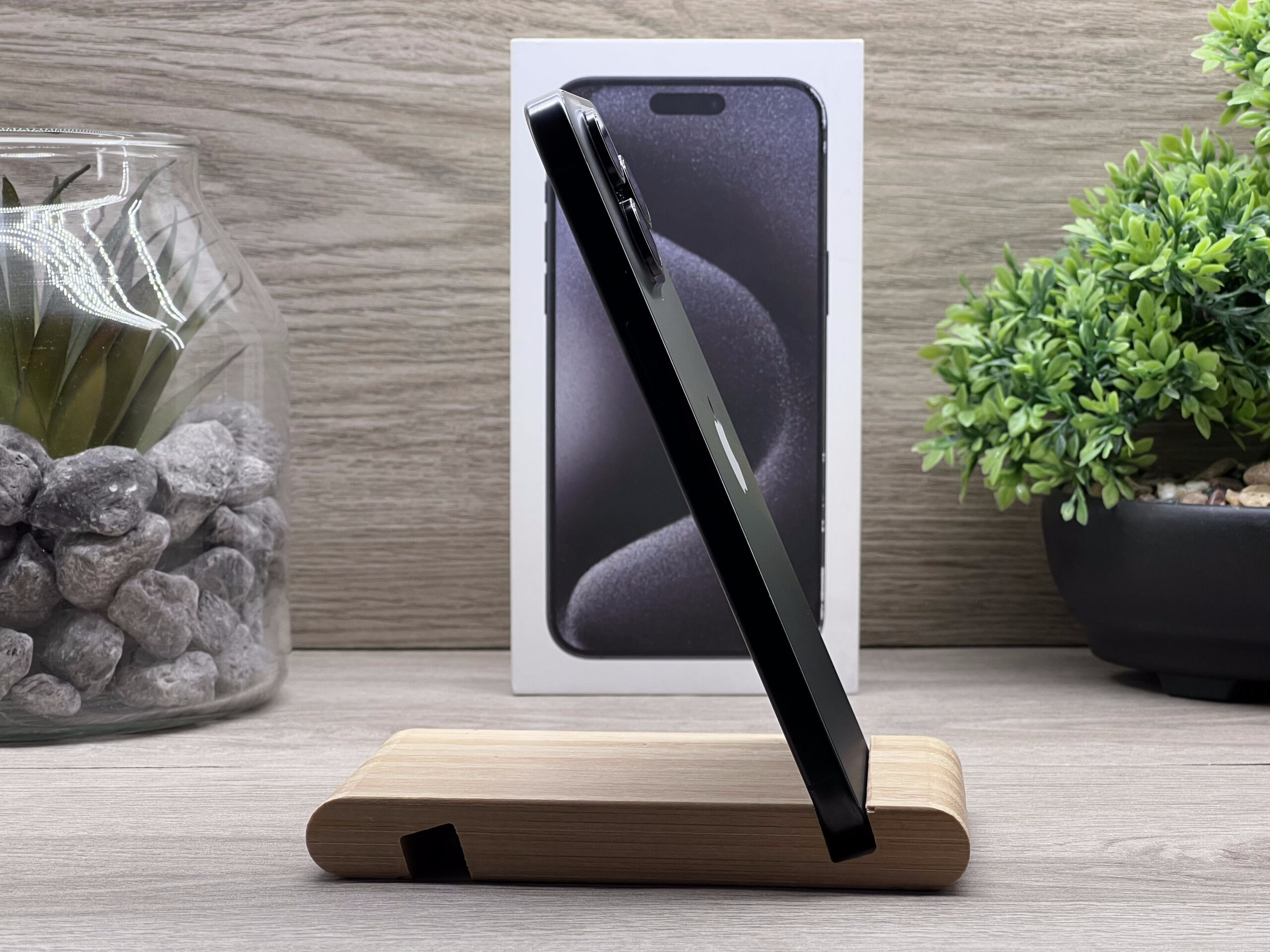 Hibátlan iPhone 15 Pro Max Black Titanium 256GB 2 ÉV Garanciával Számlával