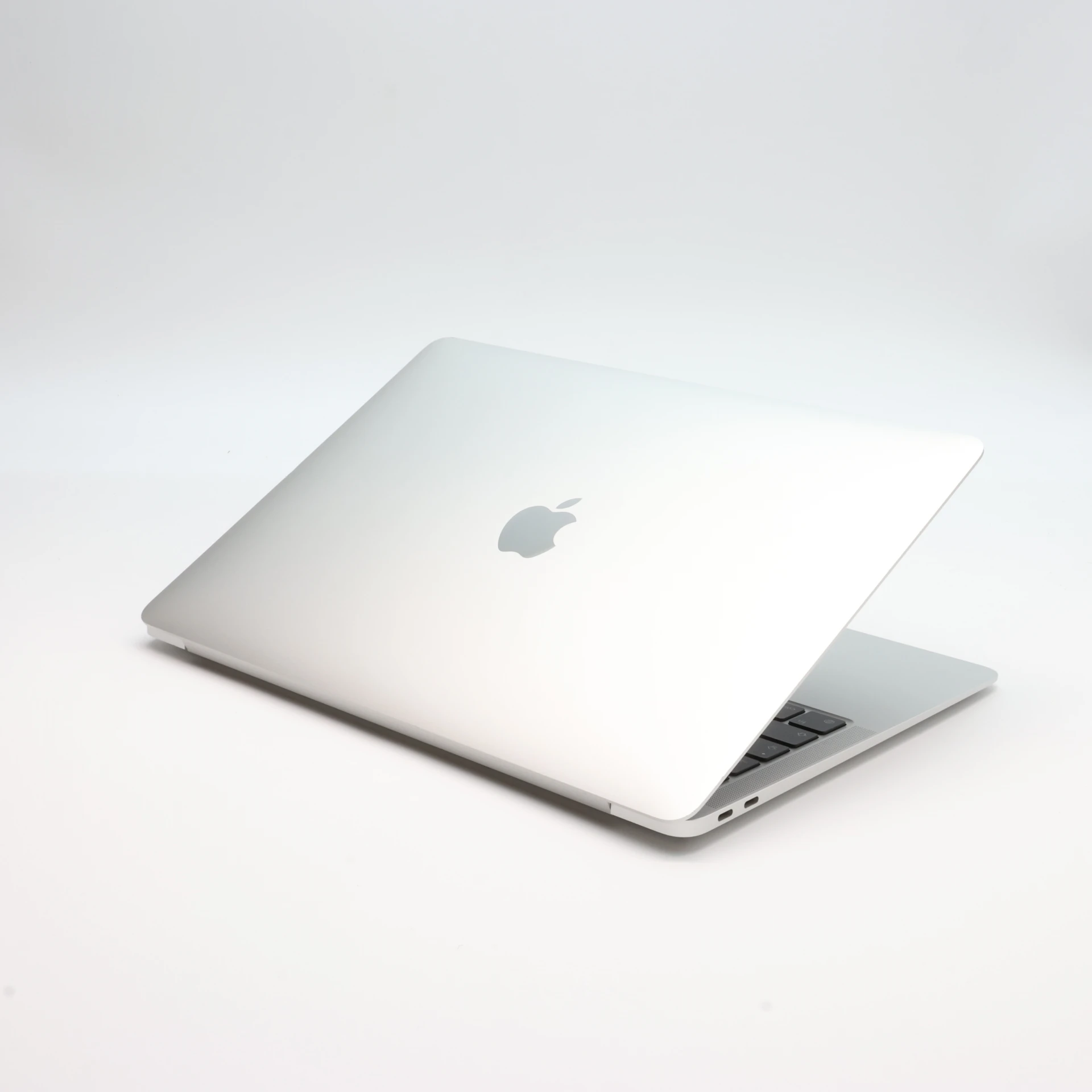 !! 1 ÉV GARANCIA !! Apple MacBook Air 13″ 2020 M1 256GB SSD Silver 8GB RAM 100% AKKSI Magyar Bill.