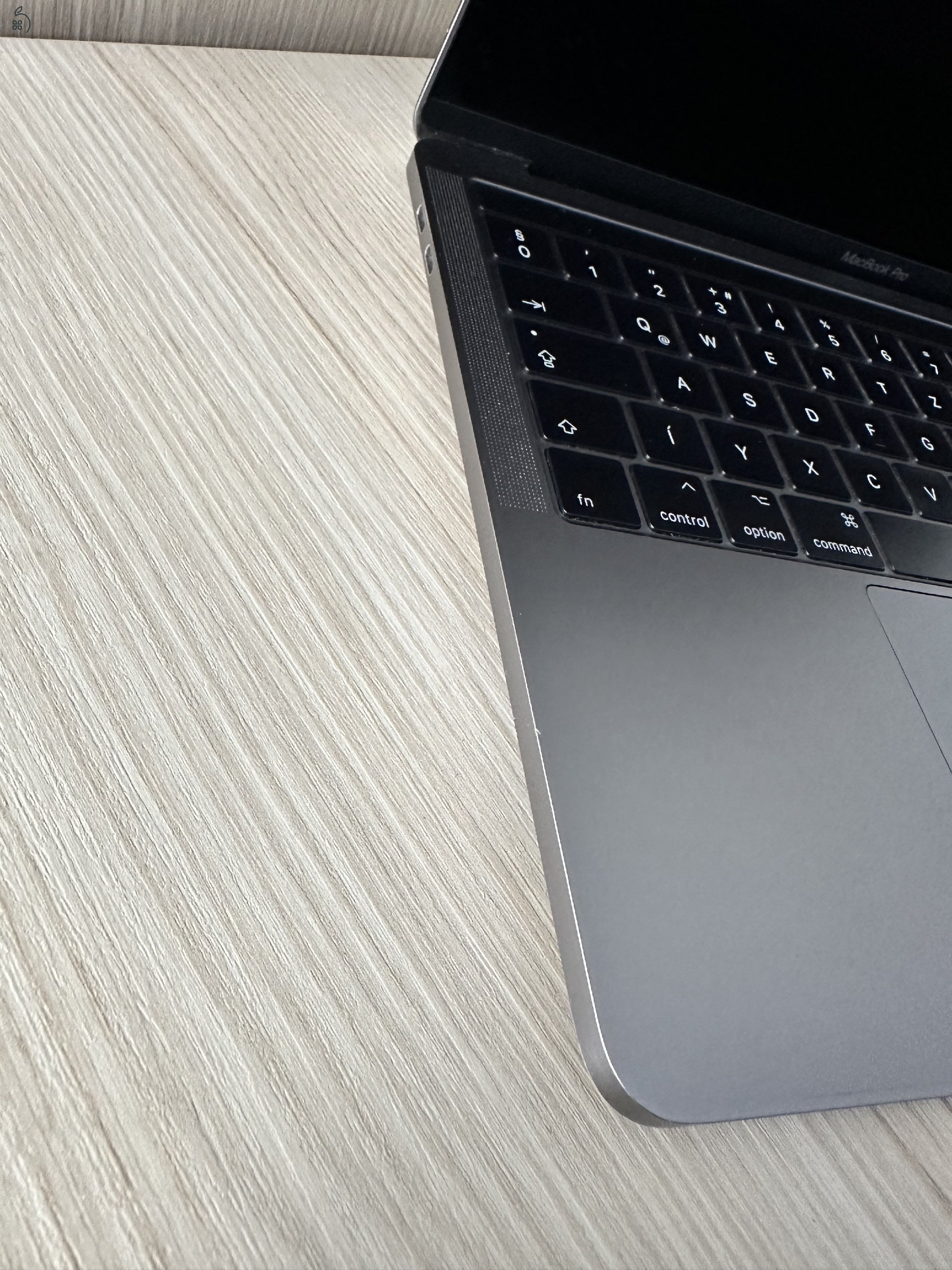  MacBook Pro i5 13” / 8 GB RAM / 512 GB SSD / Touch Bar / Space Grey / HUN billentyűzet / Megkímélt