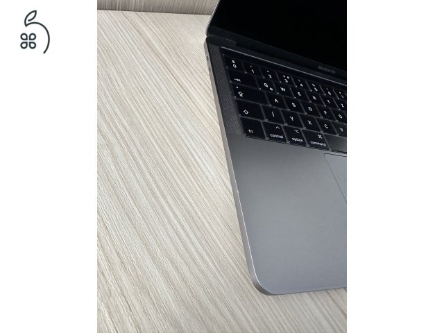  MacBook Pro i5 13” / 8 GB RAM / 512 GB SSD / Touch Bar / Space Grey / HUN billentyűzet / Megkímélt