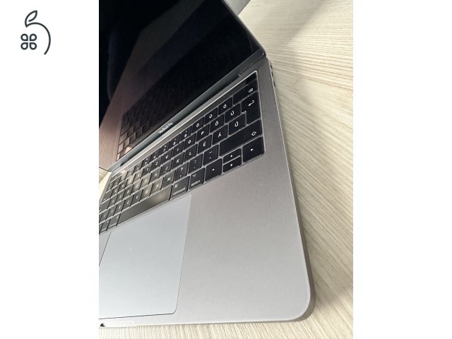  MacBook Pro i5 13” / 8 GB RAM / 512 GB SSD / Touch Bar / Space Grey / HUN billentyűzet / Megkímélt