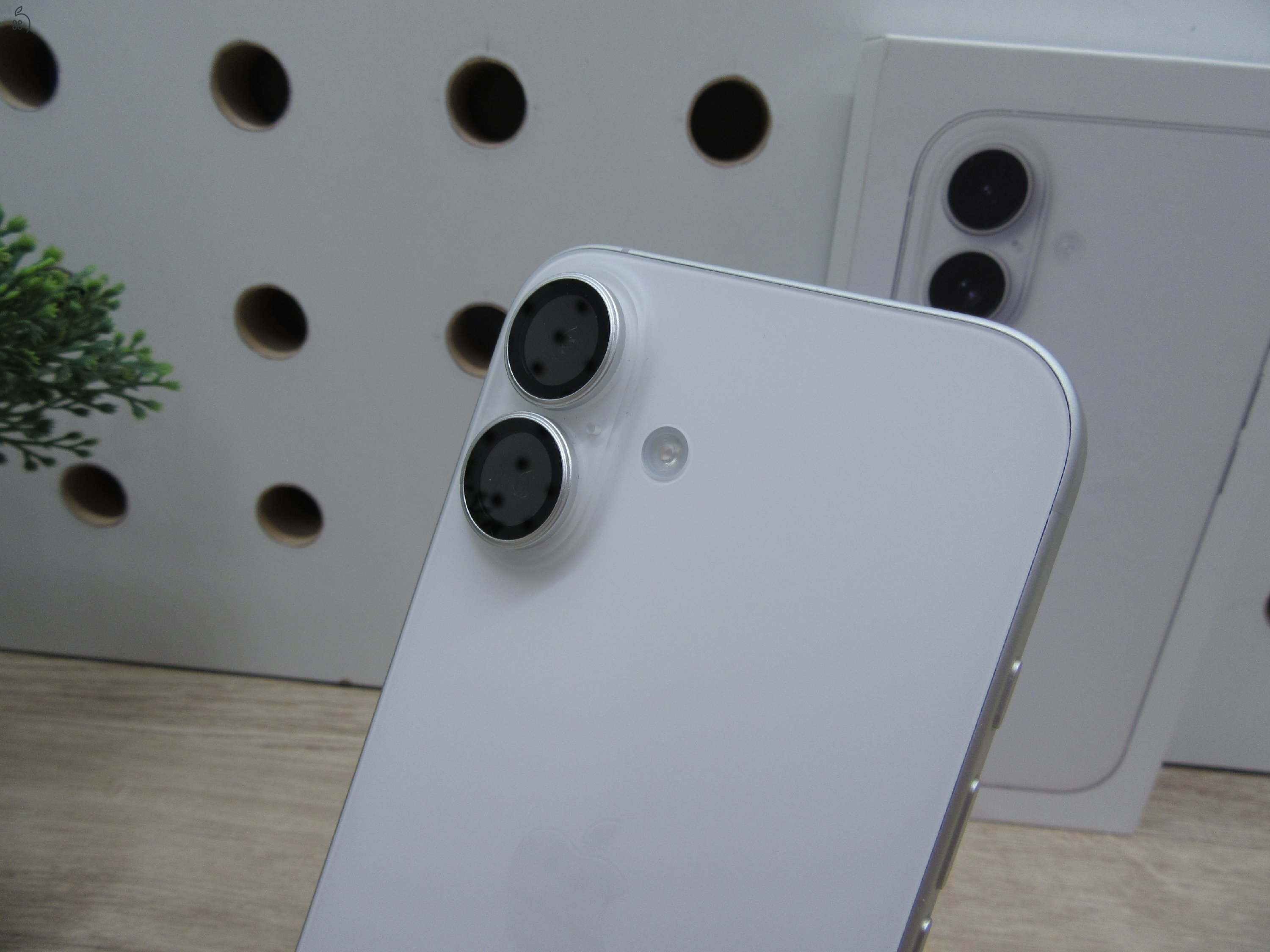 Apple iPhone 16 - White - Használt, újszerű