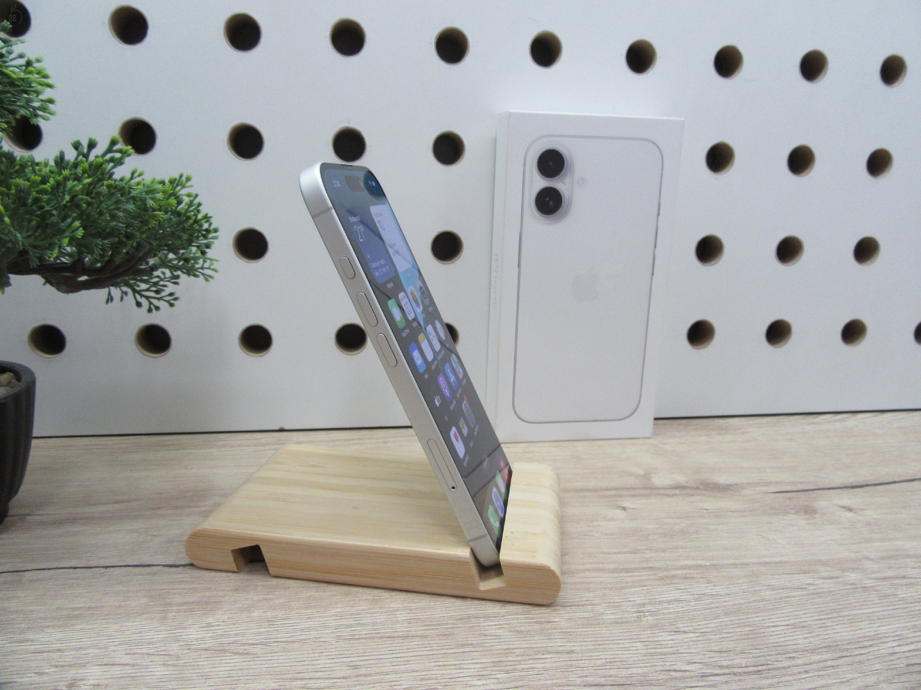Apple iPhone 16 - White - Használt, újszerű