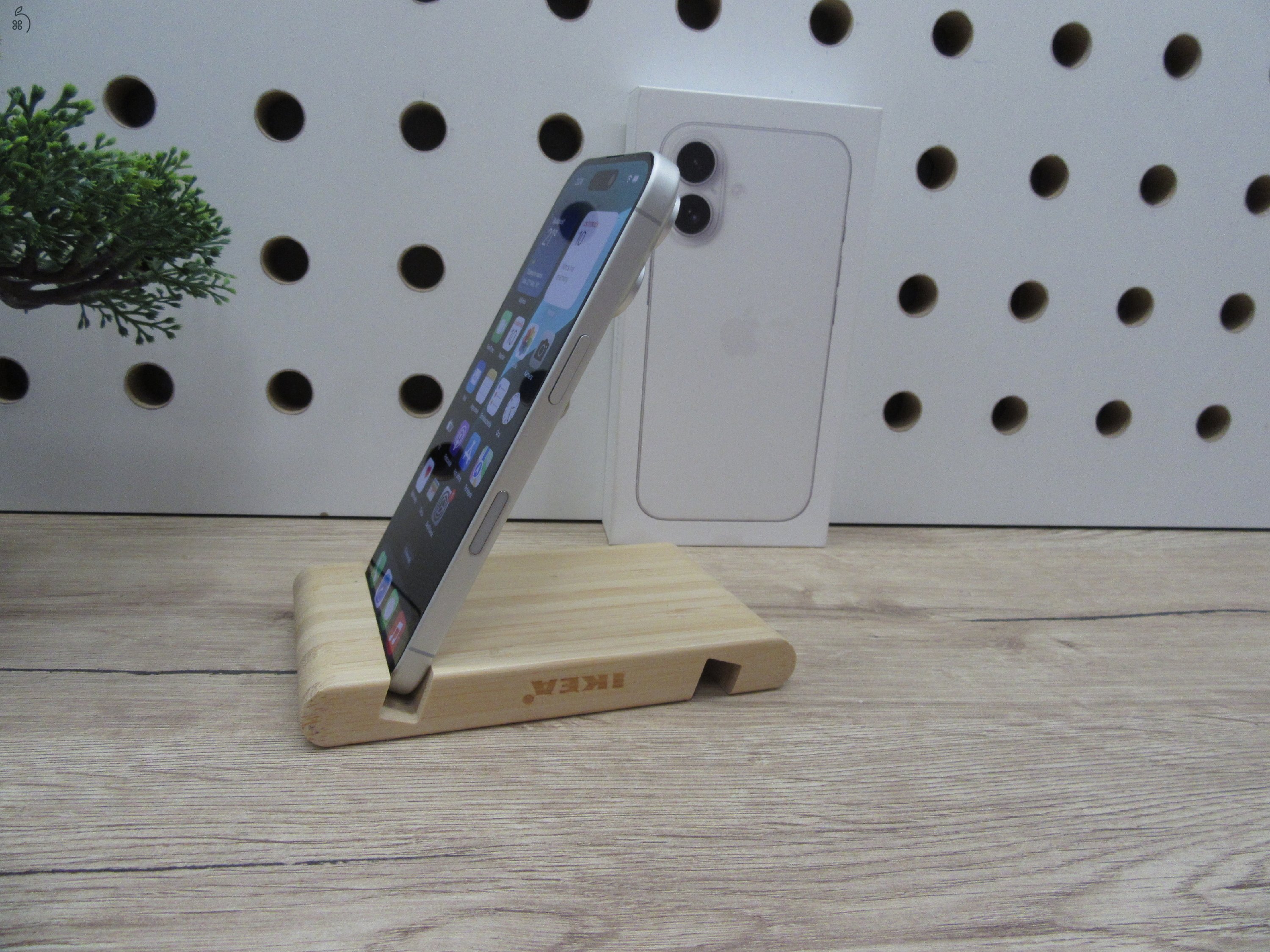 Apple iPhone 16 - White - Használt, újszerű