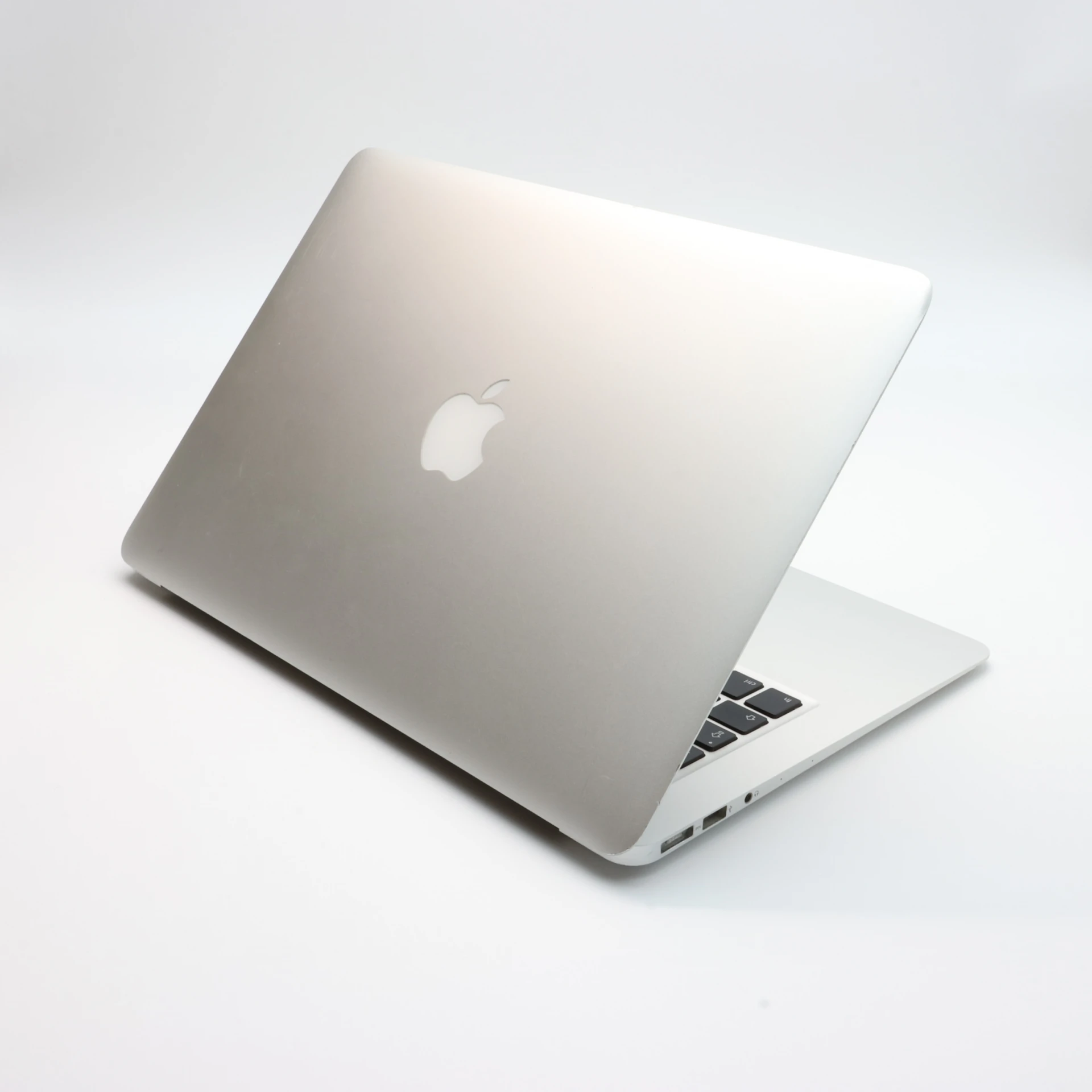!! 1 ÉV GARANCIA !! MacBook Air 13″ 2015 i5 128 GB 4 GB RAM Silver EU Bill