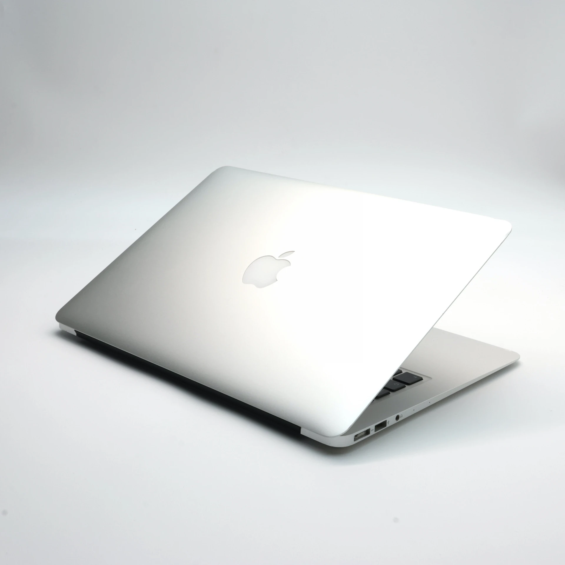 !! 1 ÉV GARANCIA !! MacBook Air 13″ 2015 i5 128 GB 4 GB RAM Silver EU Bill
