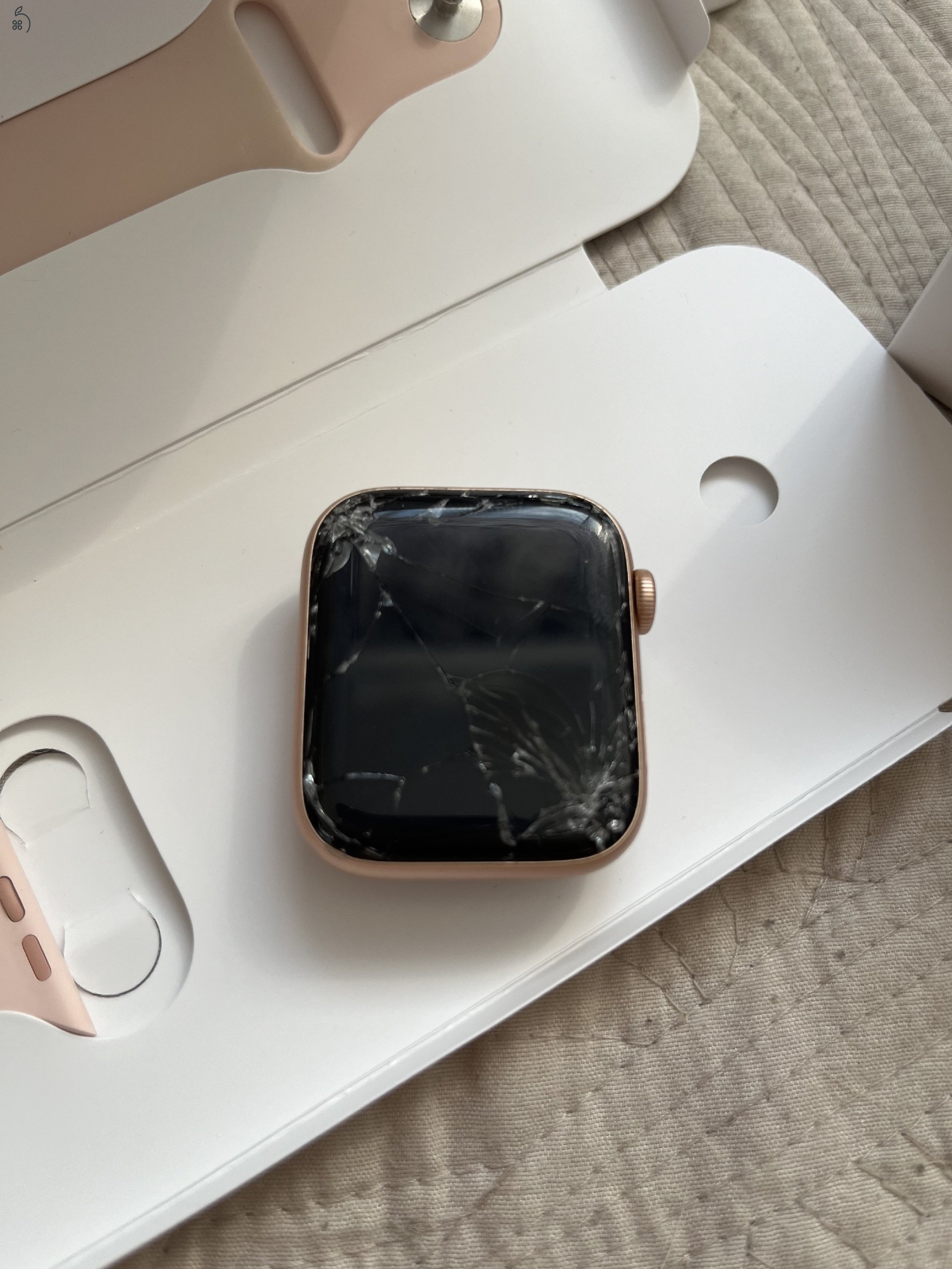 Apple Watch Series 5 – 44 mm  | TÖRÖTT KIJELZŐVEL