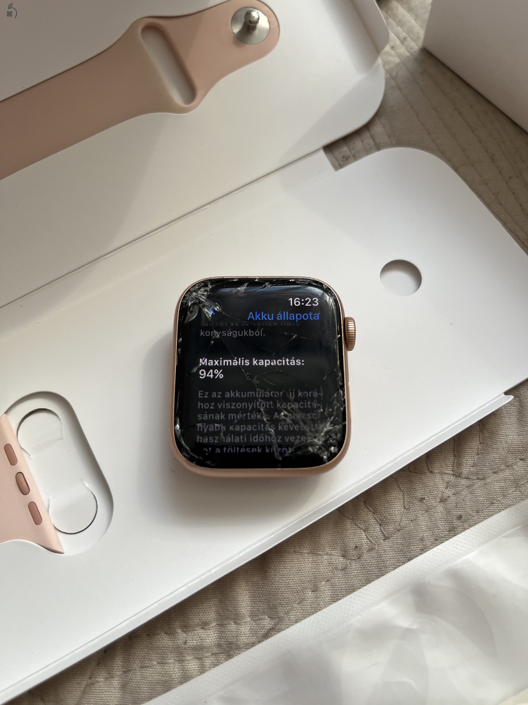 Apple Watch Series 5 – 44 mm  | TÖRÖTT KIJELZŐVEL