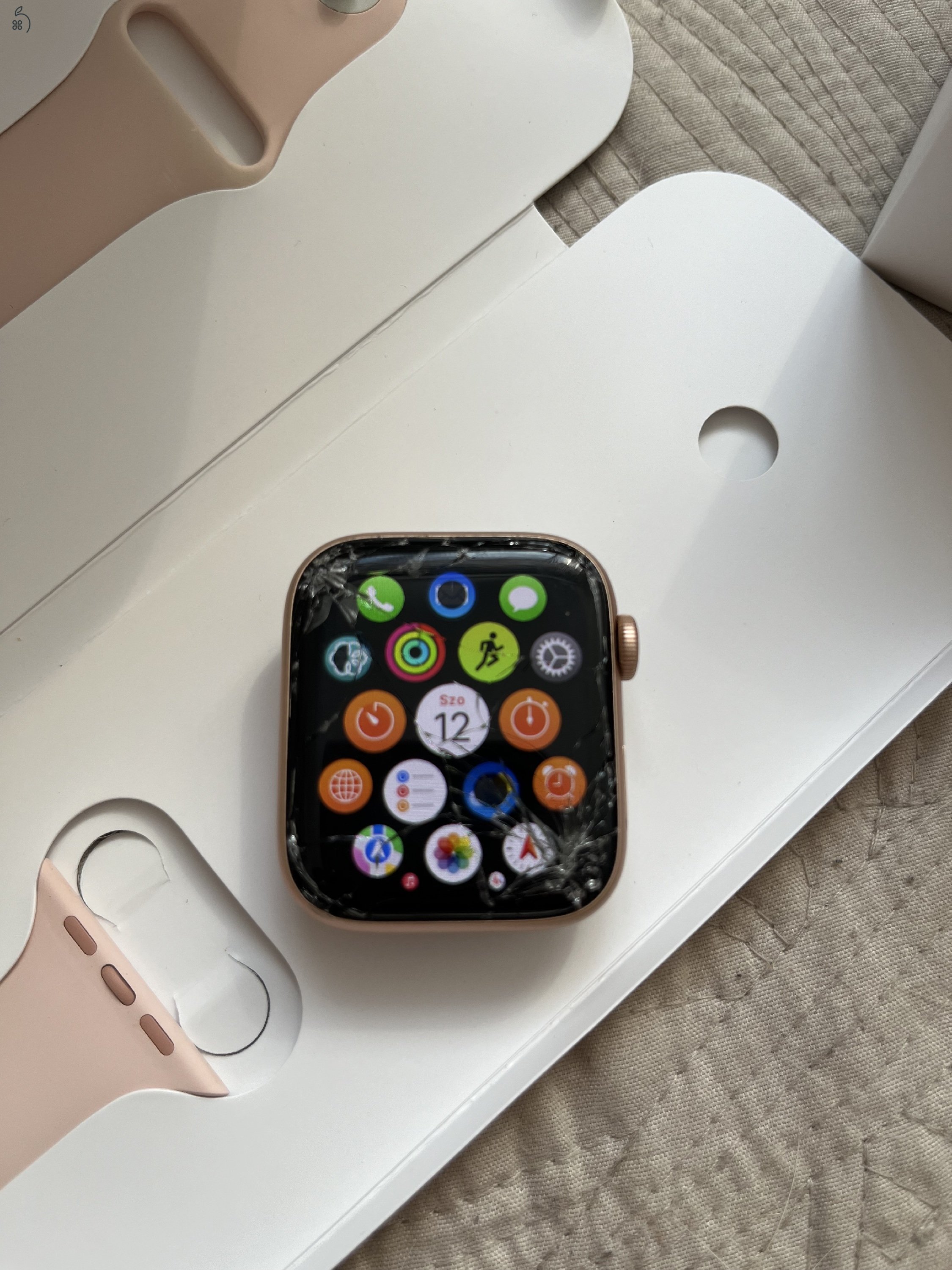 Apple Watch Series 5 – 44 mm  | TÖRÖTT KIJELZŐVEL