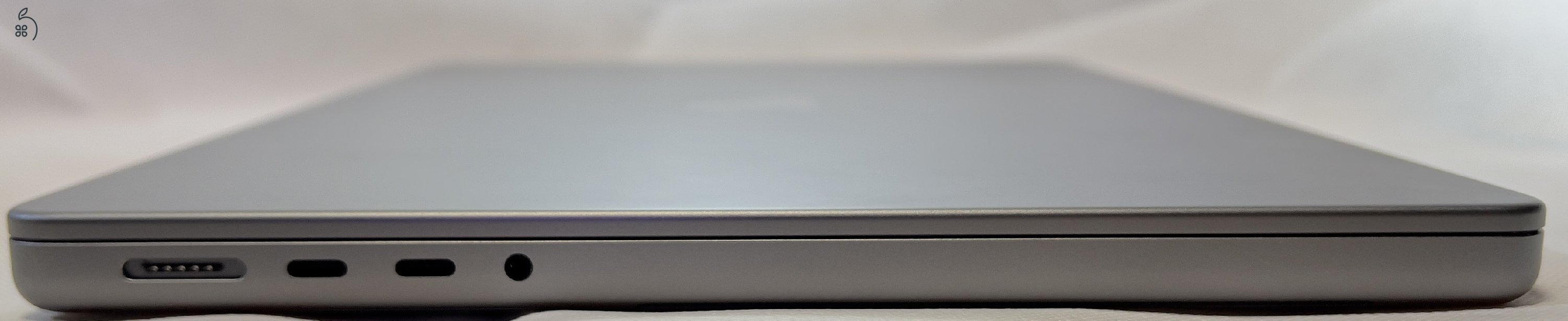 Eladó műtárgyként őrzött 2021 Macbook Pro 14” M1 Pro.