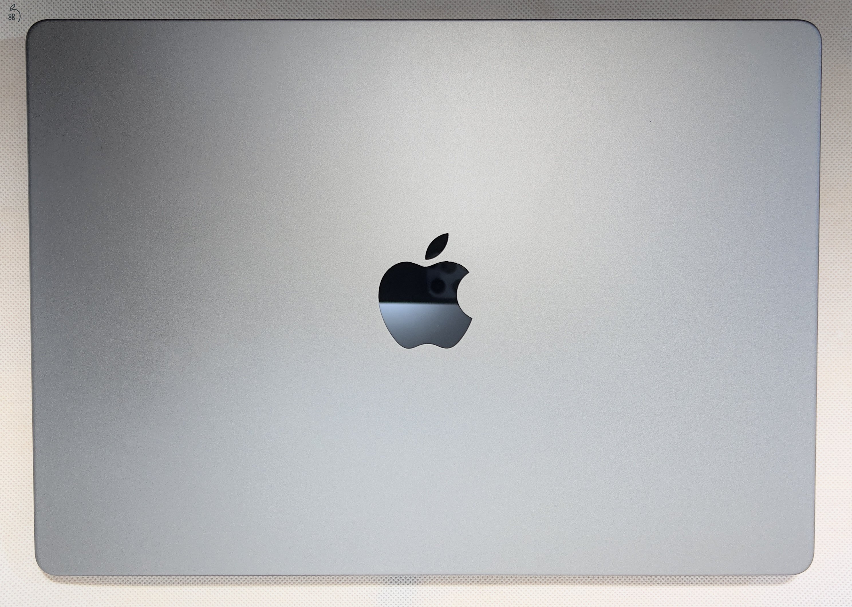 Eladó műtárgyként őrzött 2021 Macbook Pro 14” M1 Pro.