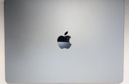Eladó műtárgyként őrzött 2021 Macbook Pro 14” M1 Pro.