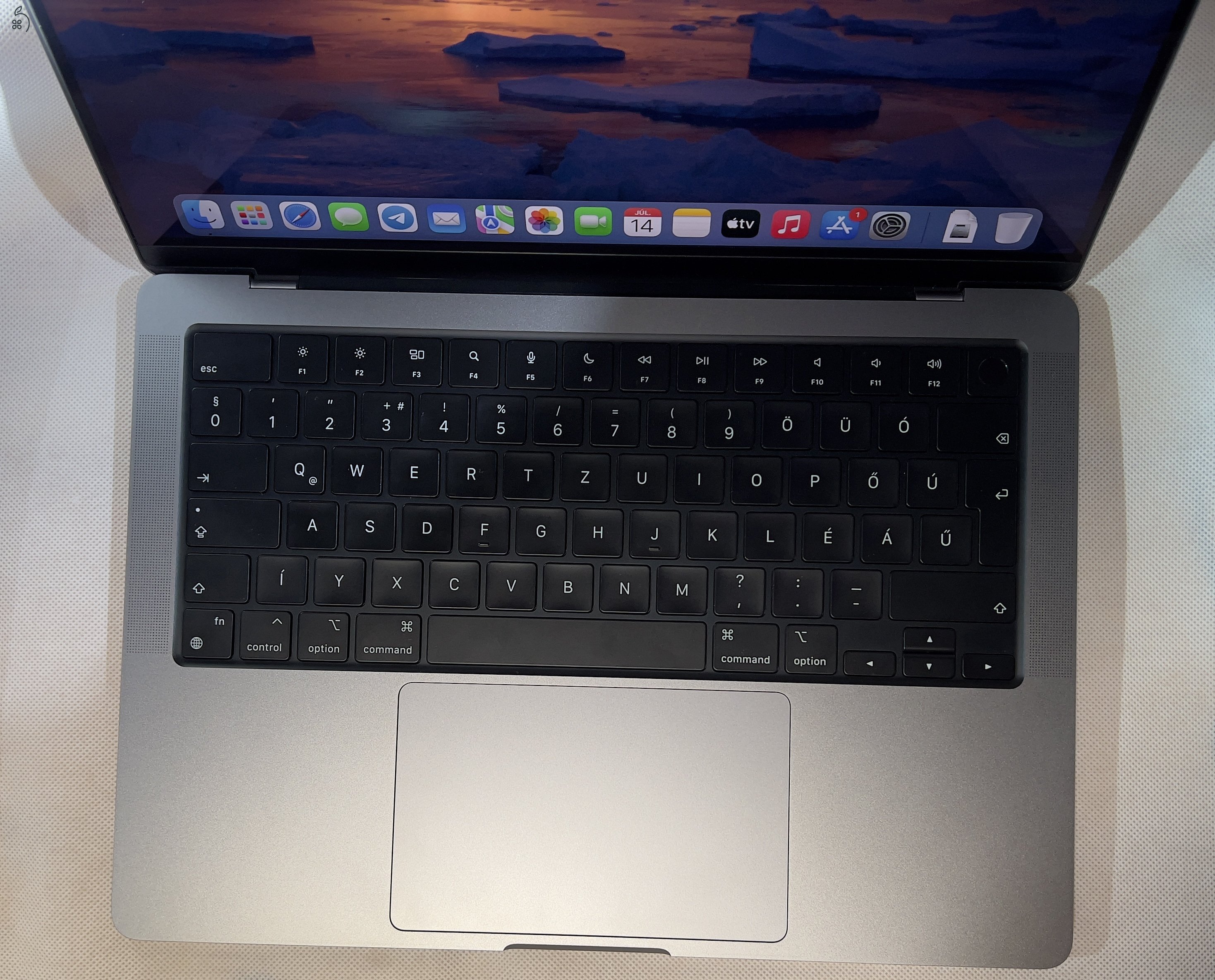 Eladó műtárgyként őrzött 2021 Macbook Pro 14” M1 Pro.