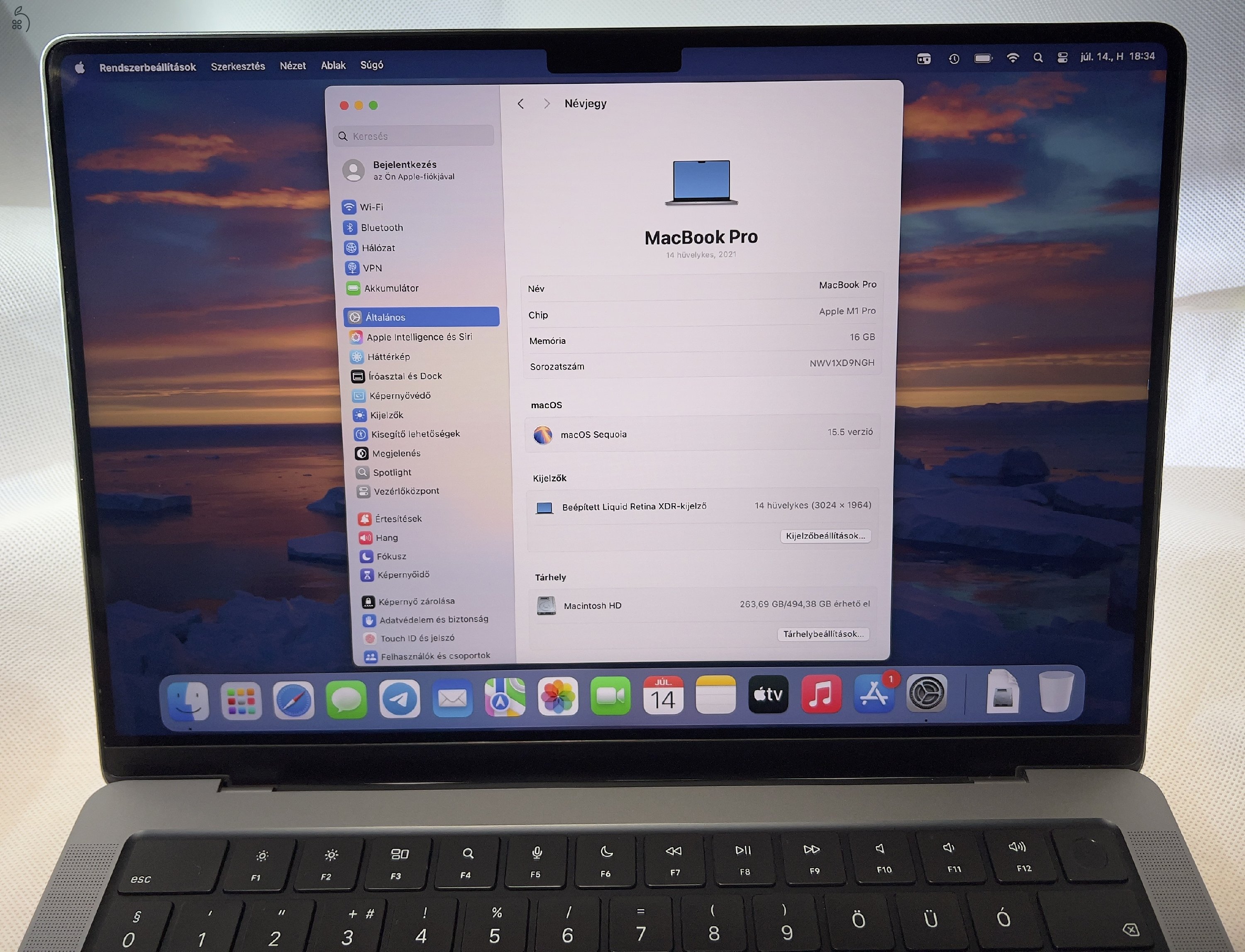 Eladó műtárgyként őrzött 2021 Macbook Pro 14” M1 Pro.